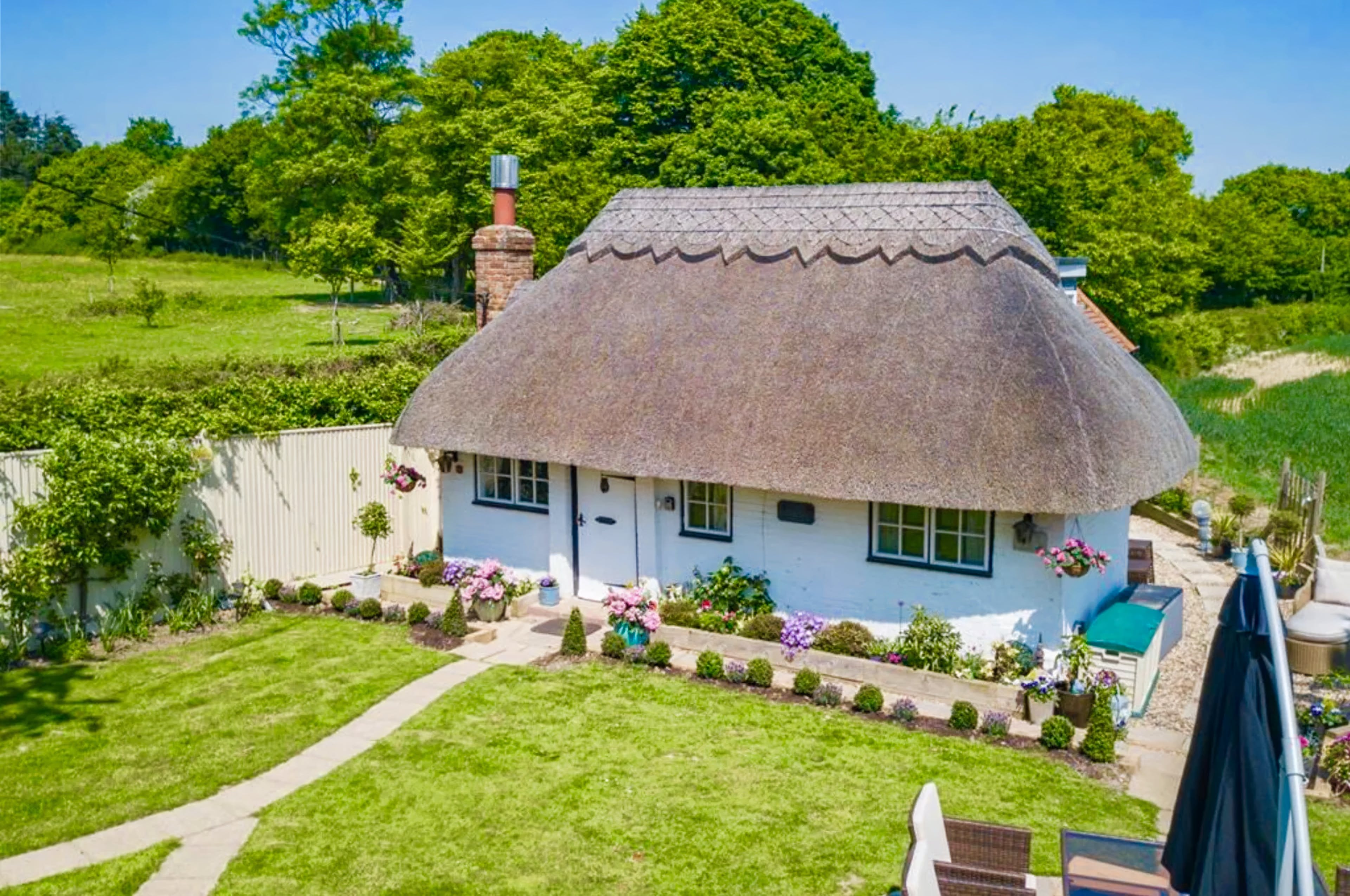 Cottage Helm Heather Camber: Luxury 3-Bedroom Apartment with Hot Tub and Private Parking, Rye Kent
