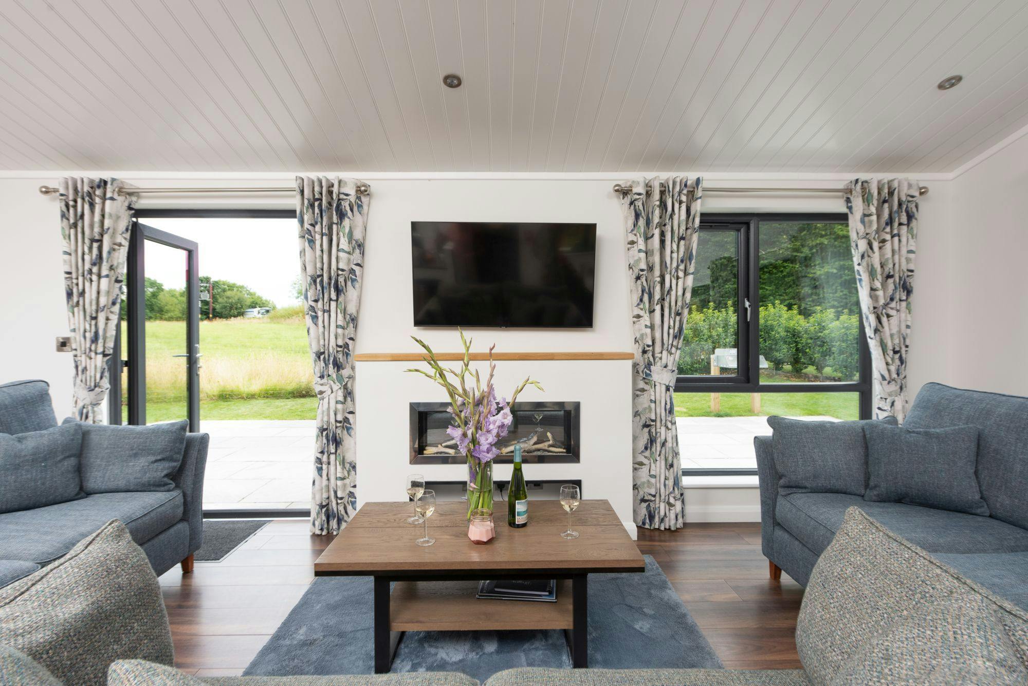 Cottage Helm Heather Okehampton: Luxury 4-Bedroom Cottage with Hot Tub and Lake Access, West Devon