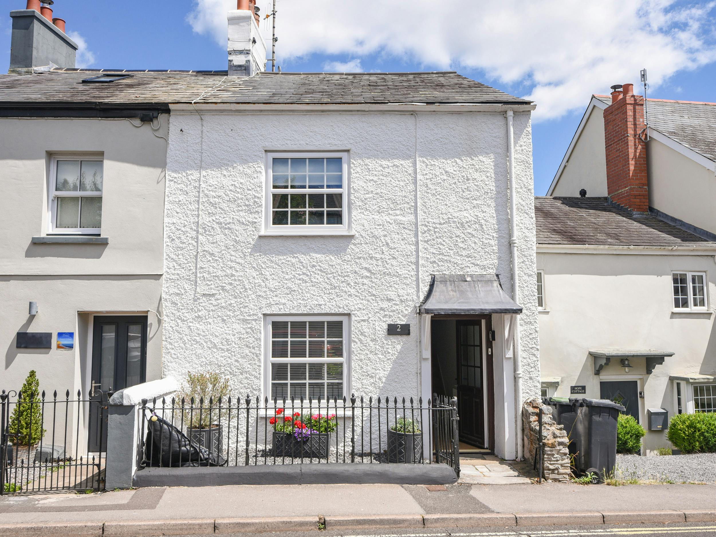 Cottage Helm Heatherseat Charmouth: Charming 3-Bedroom Cottage with Seaviews and Private Parking, Dorset