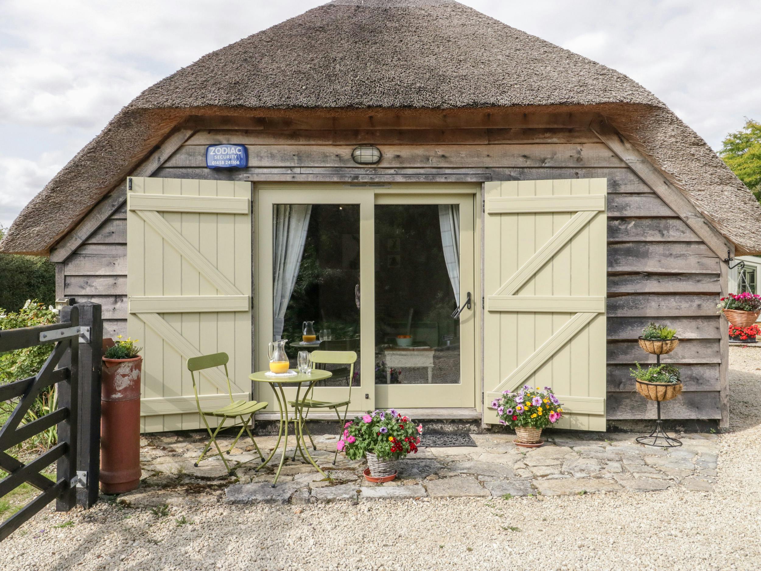 Cottage Helm Heatherstock Somerset: Luxury 1-Bedroom Apartment with Private Parking, Somerset
