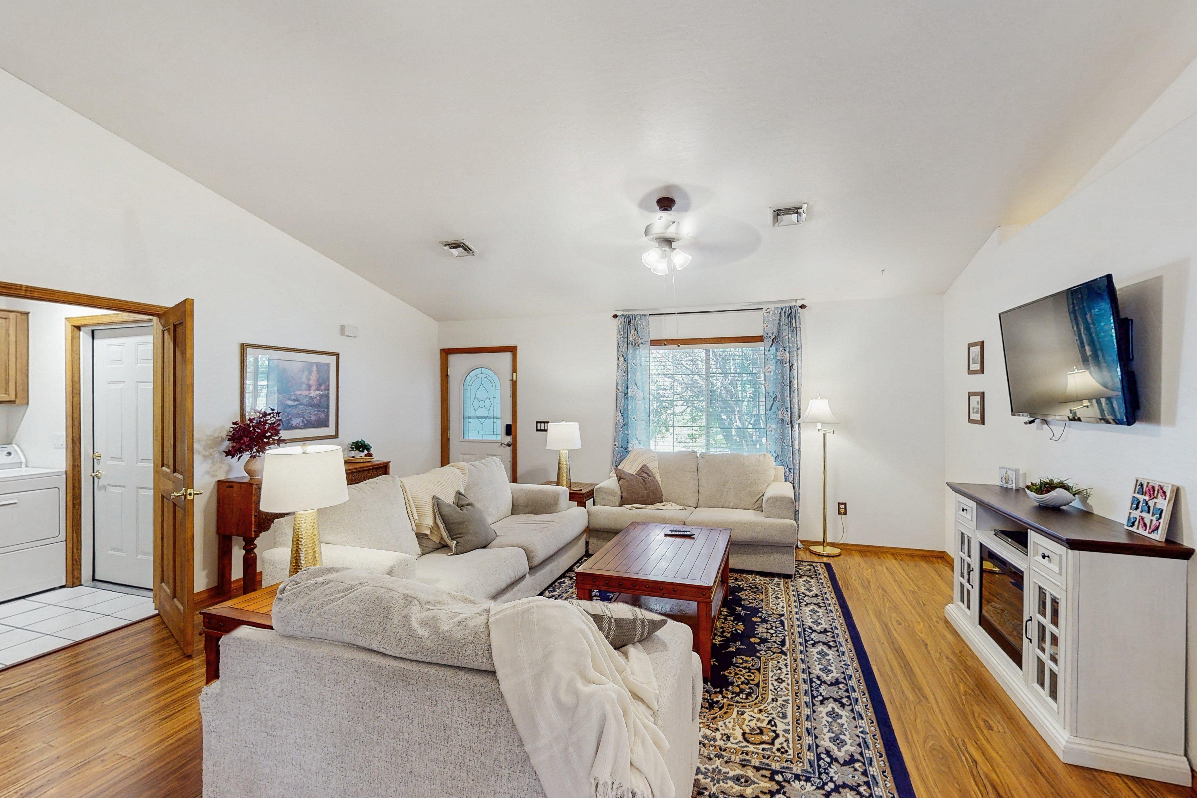 Cottage Helm Lyman Show Low: Holiday Cottage with Air-Con and Private Parking, Navajo County Arizona