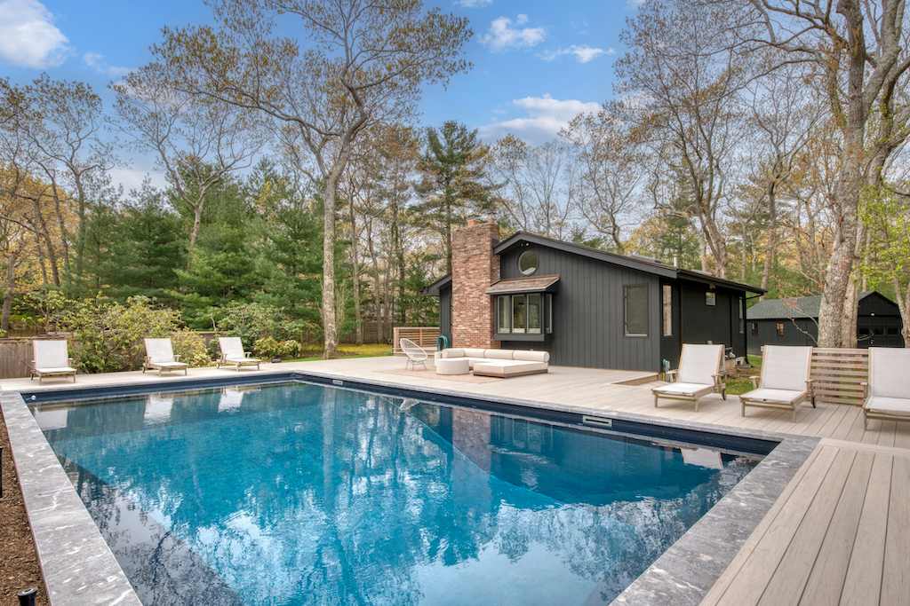 Cottage Helm Mulford East Hampton: Luxury 3-Bedroom Cottage with Private Pool and Sea Views, East Hampton