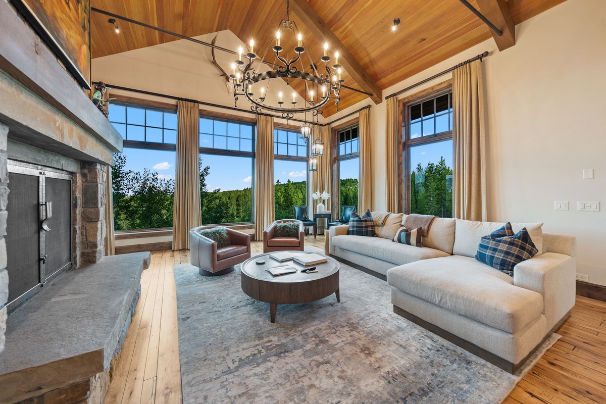 Cottage Helm Quake Madison: Spacious 6-Bedroom Ski Chalet Rental with Hot Tub and Fireplace, Madison County Montana