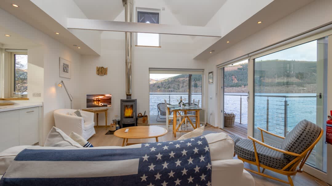 Cottage Helm Rowan Ballinluig: Romantic 1-Bedroom Cottage with Hot Tub Over Loch Tay, Perth and Kinross