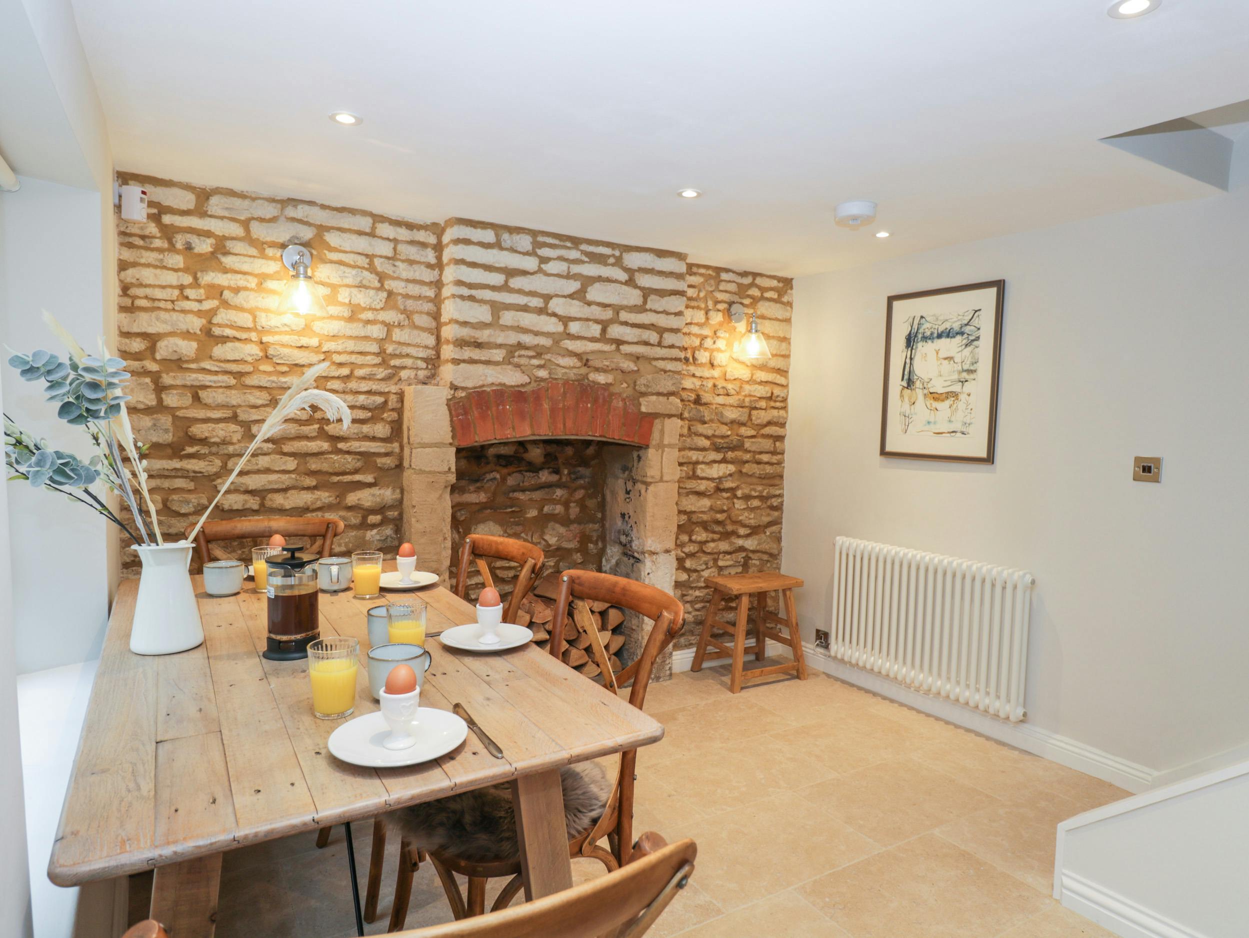 Cottage Helm Rowan Bourton-on-the-Water: Charming 2-Bedroom Holiday Cottage with Spa and Private Parking, Bourton-on-the-Water