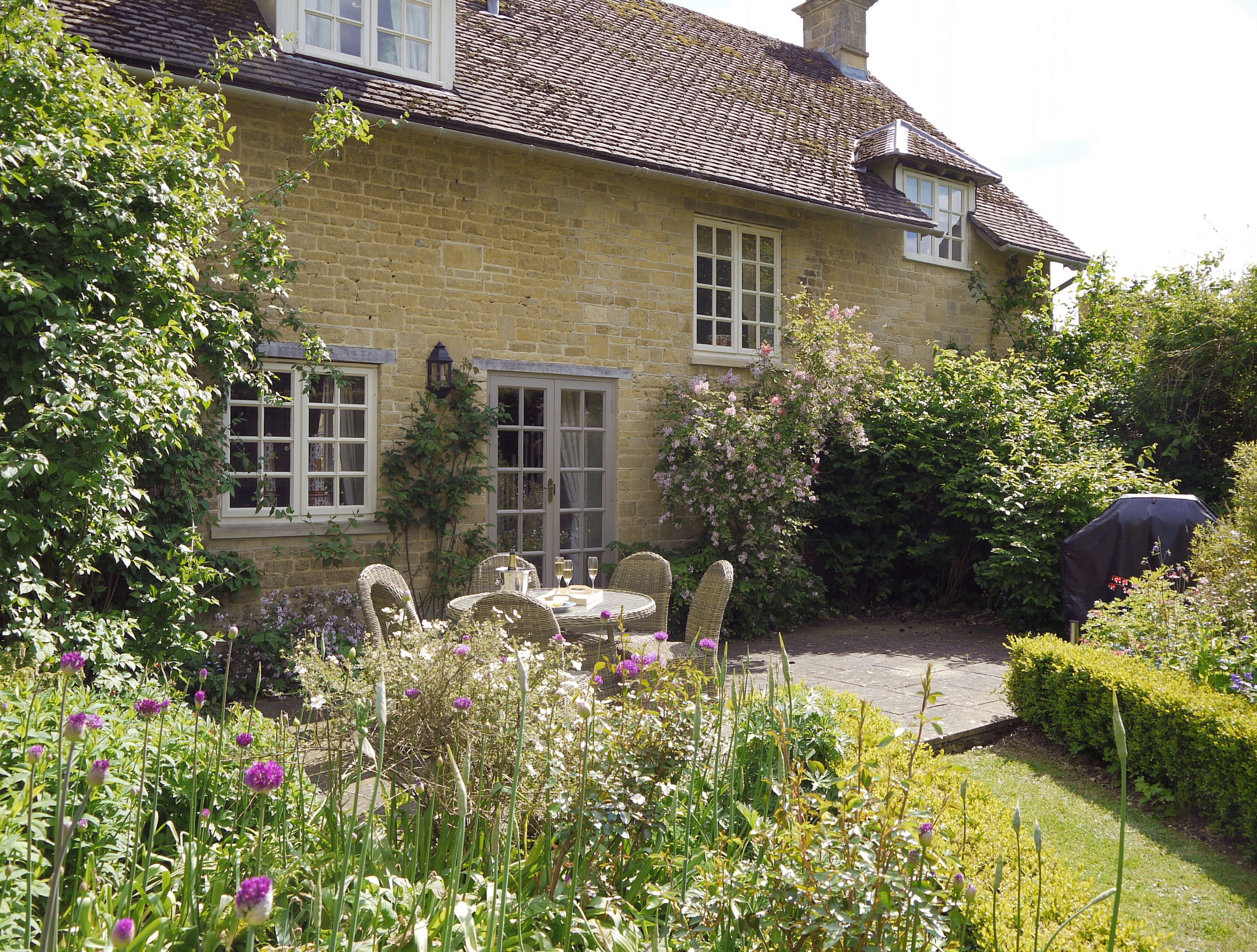 Cottage Helm Rowan Chastleton Chipping Norton: Luxury 3-Bedroom Cottage with Swimming Pool and Tennis Court, Chipping Norton