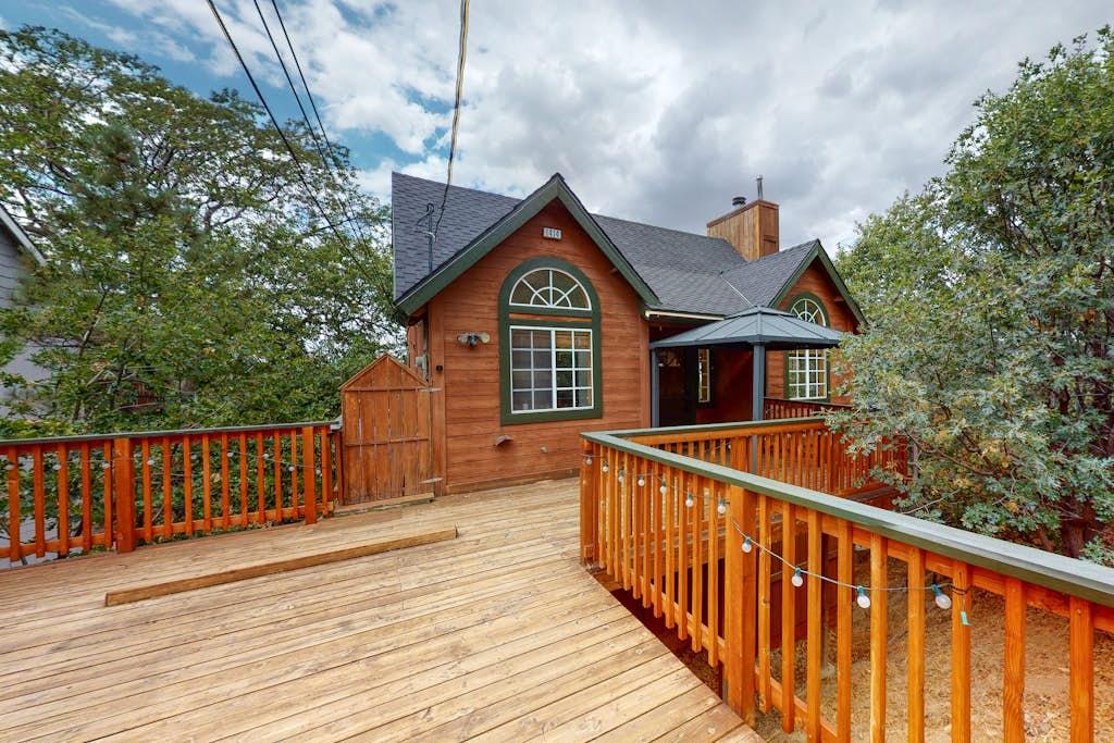 Cottage Helm Rowan Lake Arrowhead: Luxury 3-Bedroom Villa with Fireplace and Lake Views, Lake Arrowhead