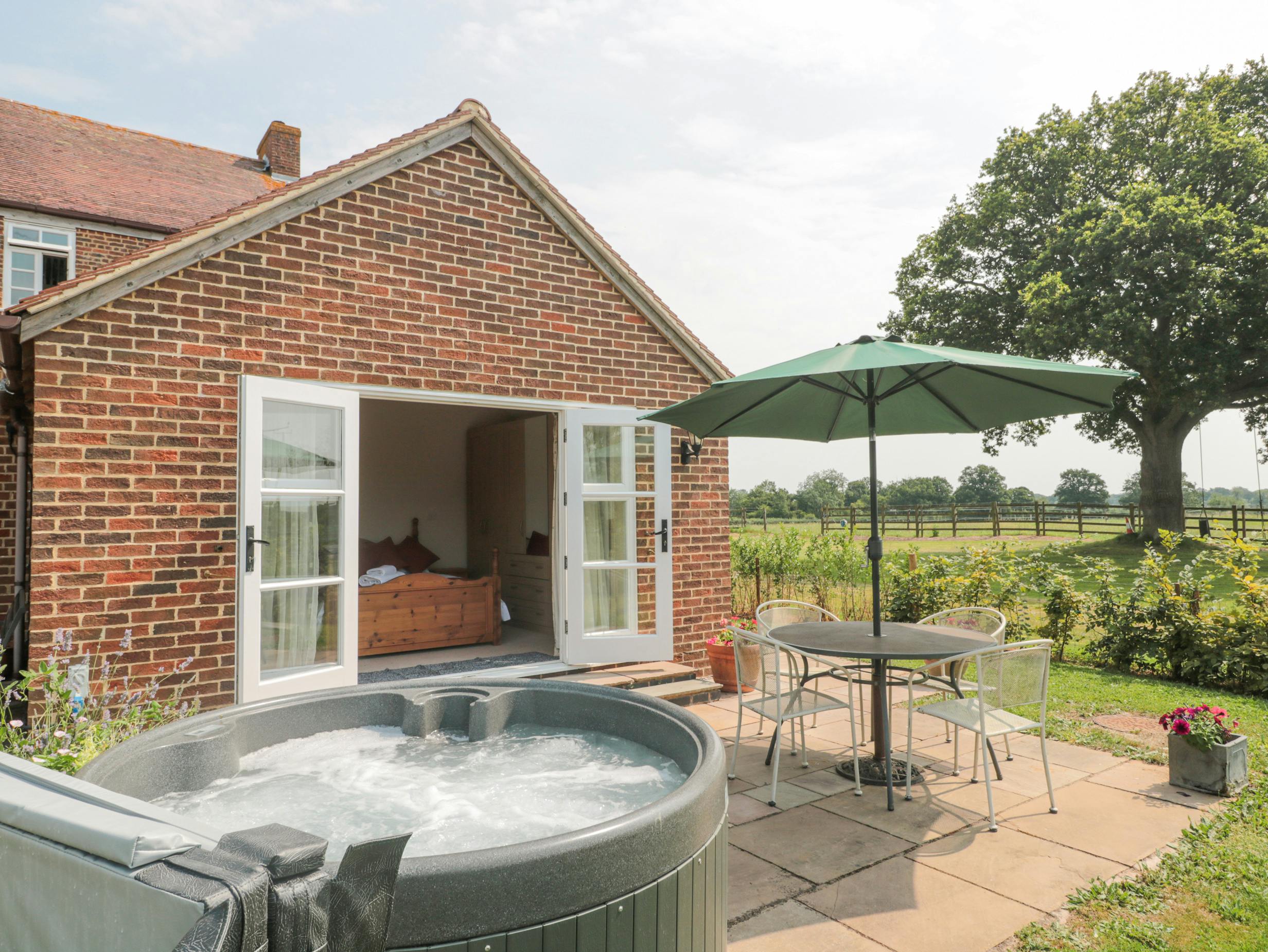 Cottage Helm Rowan Redmarley: Luxury 2-Bedroom House with Hot Tub and Private Parking, Gloucestershire