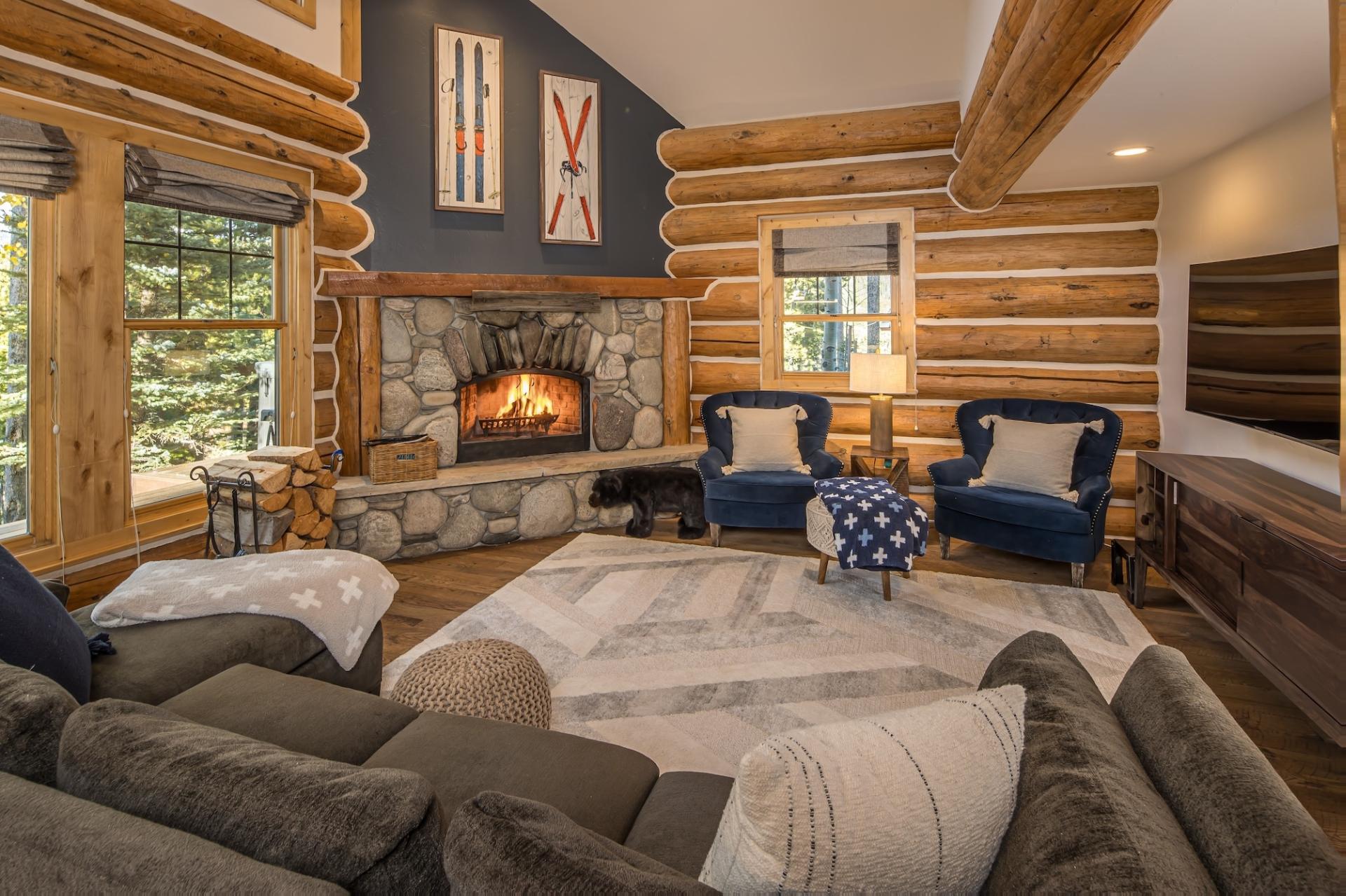 Cottage Helm Ruby Ennis: Ski Chalet Rental with Hot Tub and Fireplace, Madison County Montana