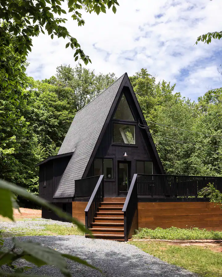 Cottage Helm Shokan Catskills: Romantic 2-Bedroom Cottage with Spa and Private Parking, Hudson Valley