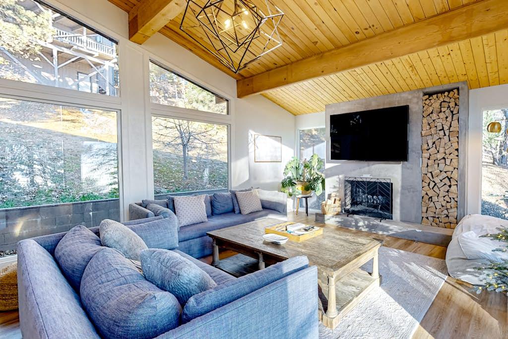 Cottage Prasinos Moonridge Big Bear: Charming 3-Bedroom Ski Chalet Rental with Fireplace and Spa, Big Bear Lake