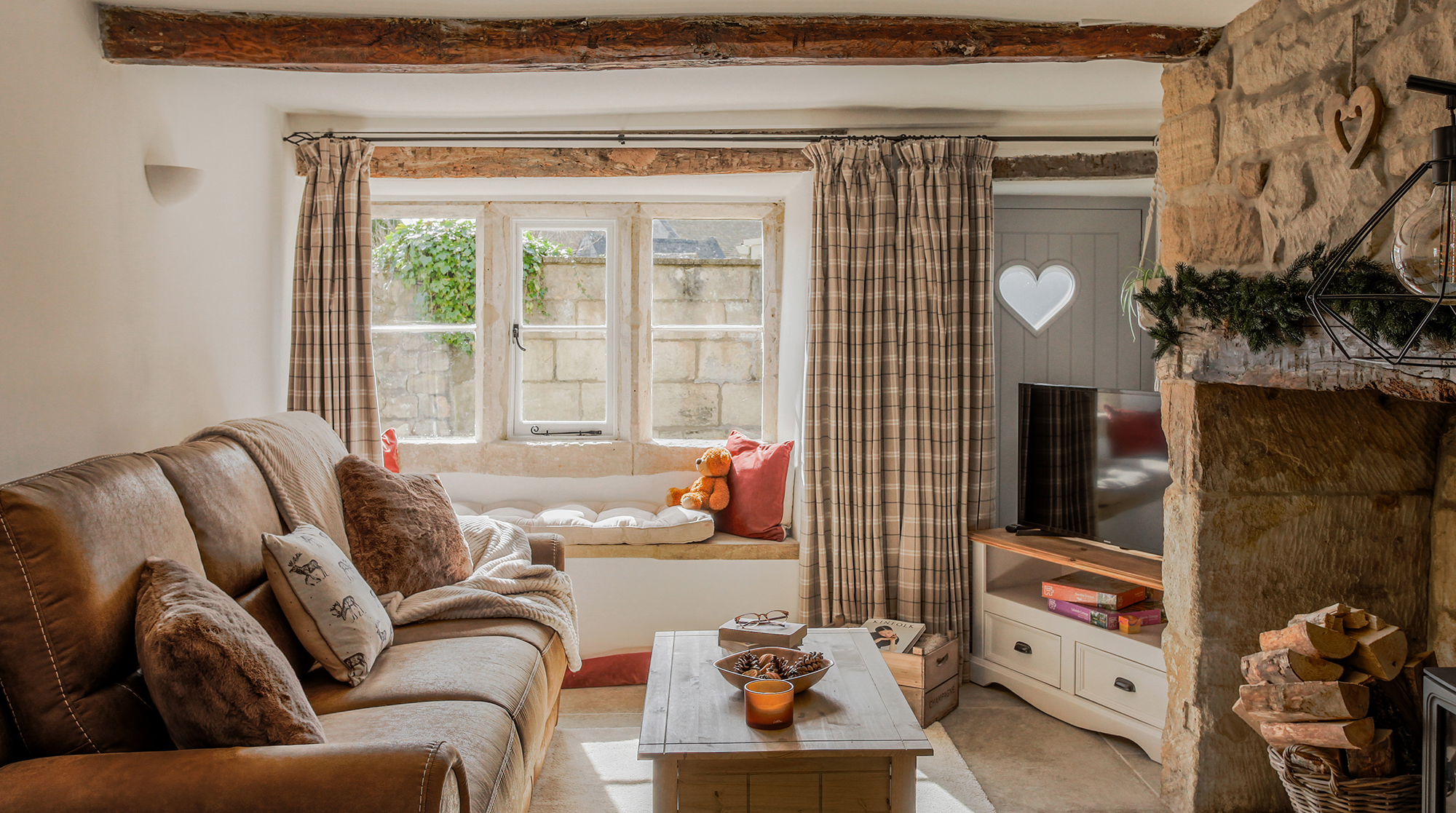 Cottage Zephyr Edge Painswick: Charming 2-Bedroom Holiday Cottage with Fireplace and Private Parking, Painswick Gloucestershire