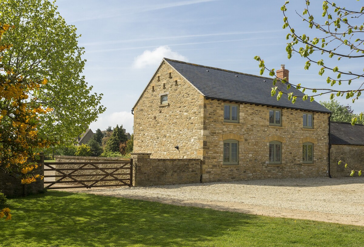 Cottage Zephyr Glympton Chipping Norton: Luxury 3-Bedroom Villa with Countryside Views, Oxfordshire