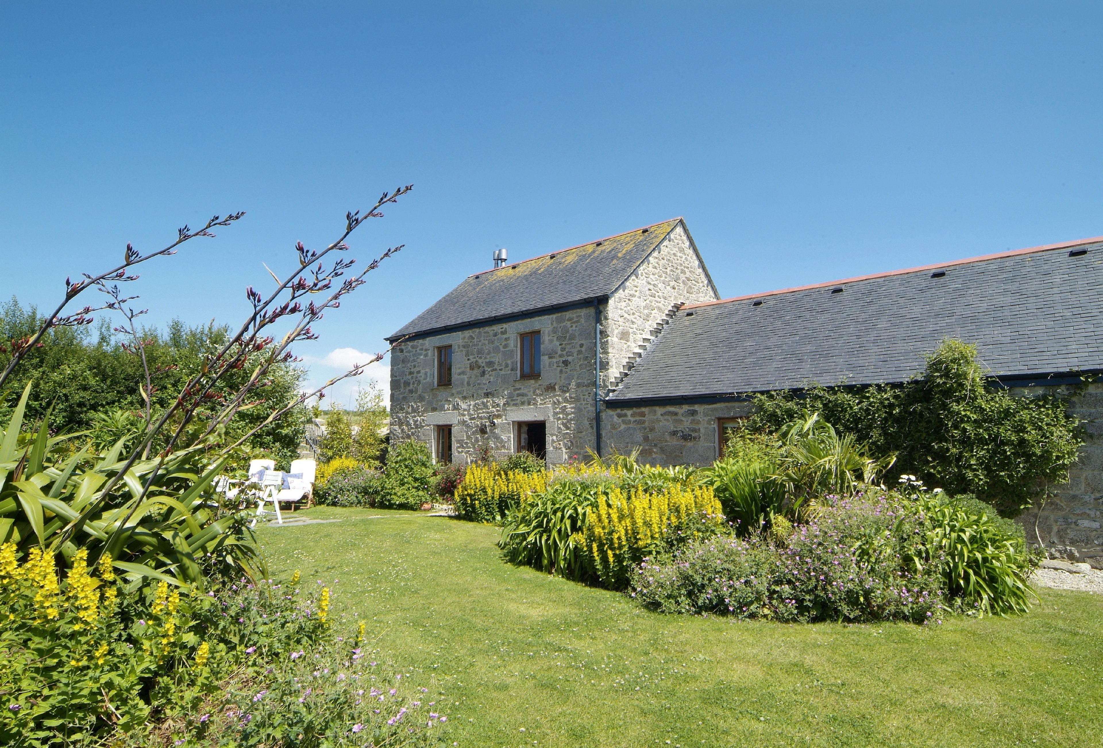 Cottage Zephyr Loe Bar Porthleven: Luxury 2-Bedroom Cottage with Countryside Views and Beach Nearby, Porthleven