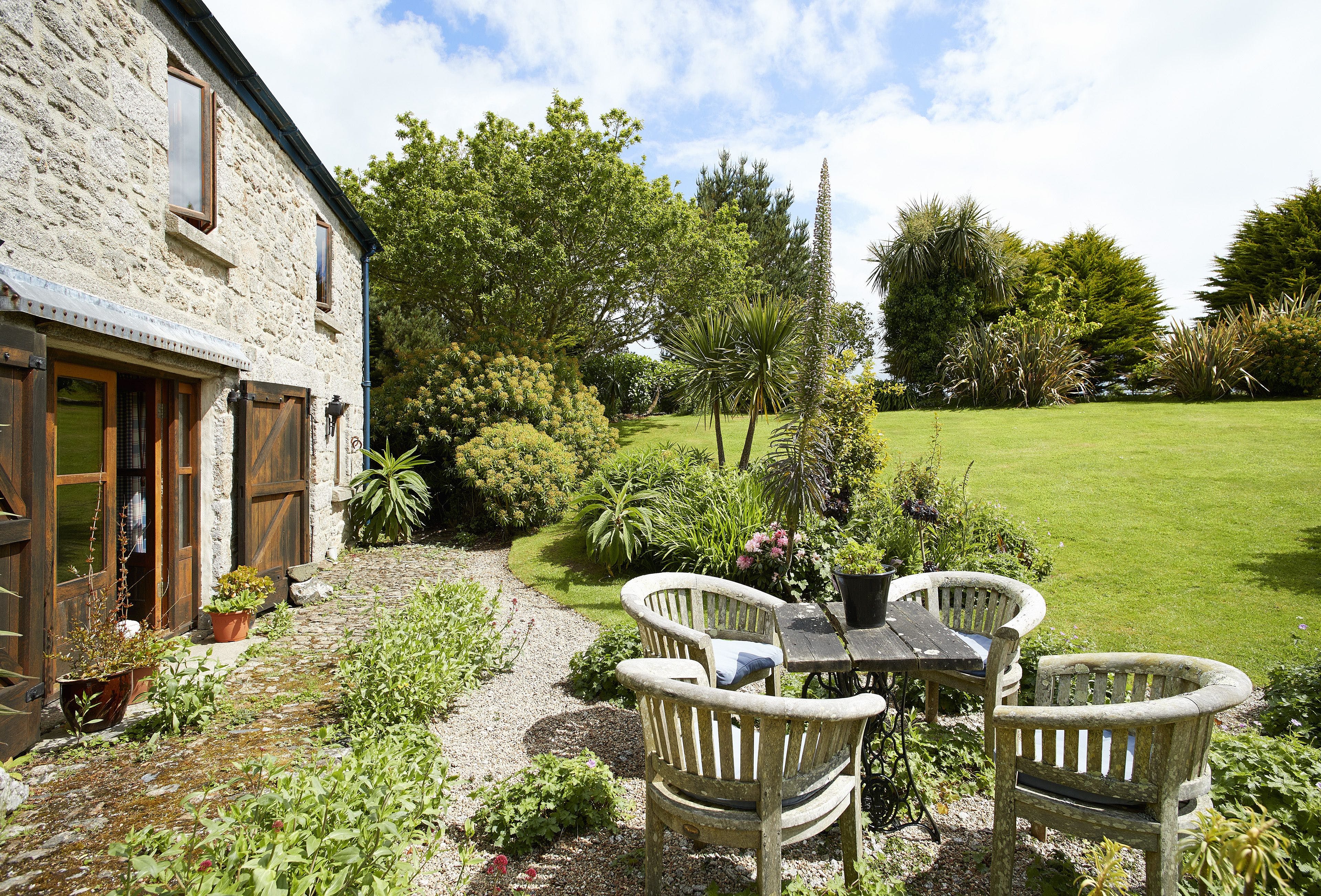 Cottage Zephyr Loe Bar Porthleven: Luxury 2-Bedroom Cottage with Countryside Views and Beach Nearby, Porthleven