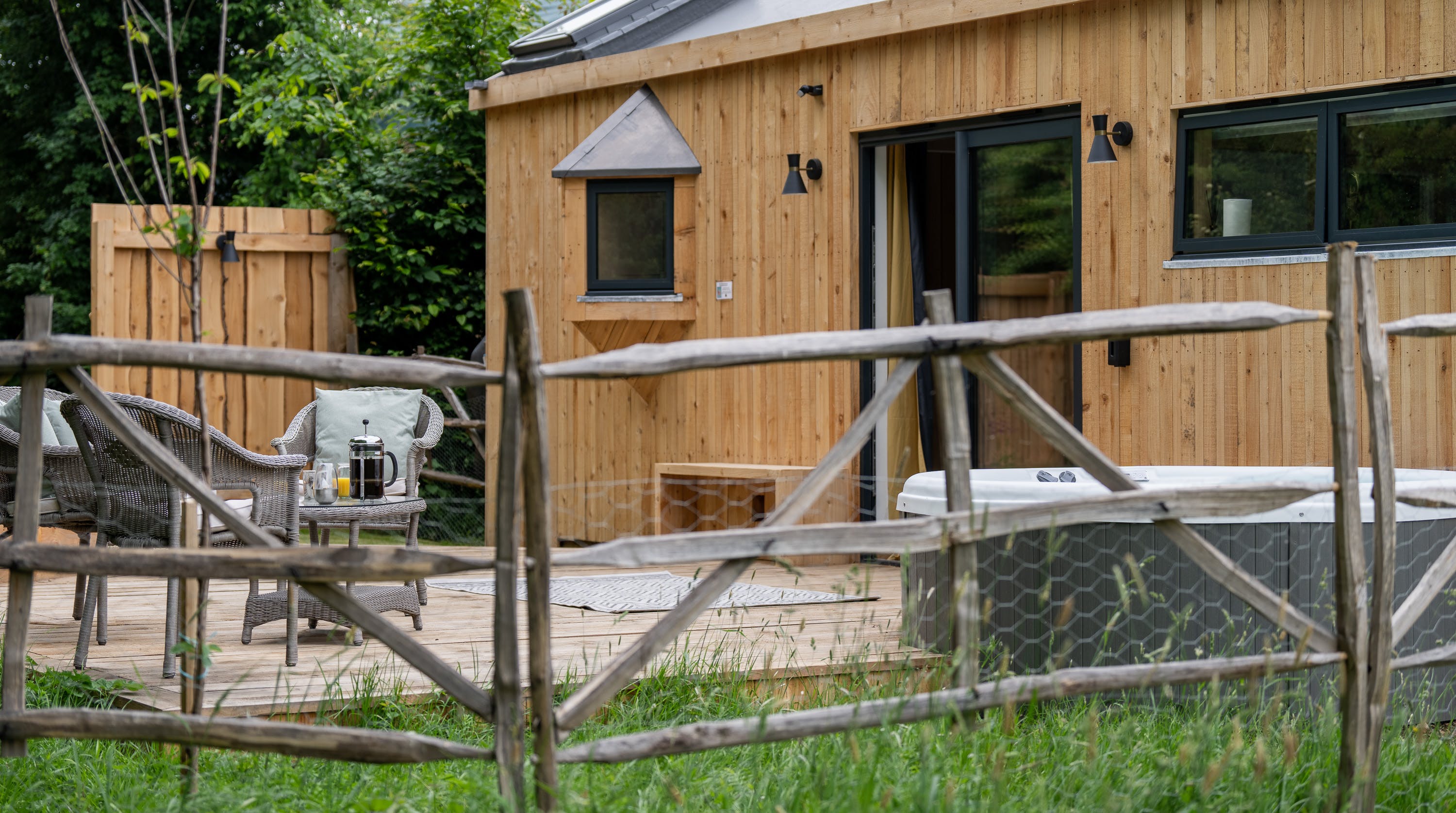 Cottage Zephyr Rowans West Sussex: Luxury 2-Bedroom Apartment with Hot Tub and Private Parking, Chichester