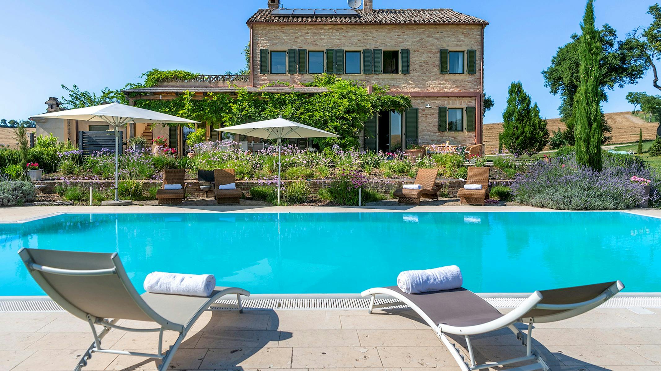 Fattoria Dorato Poggio Filottrano: Luxury 5-Bedroom Villa with Private Pool and Air Conditioning, Marche
