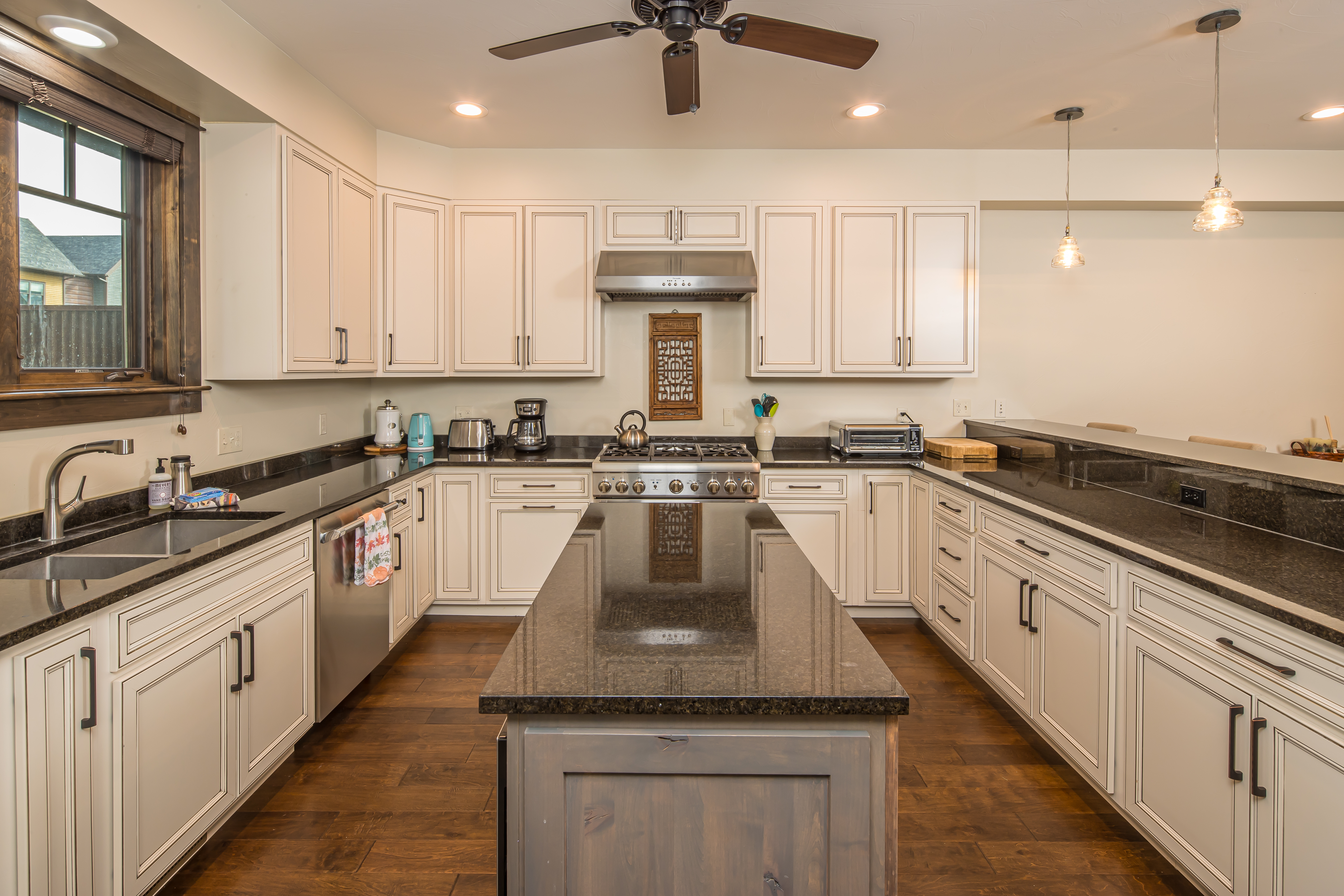 House Boreas Emigrant Gallatin: Ski chalet rental Gallatin County with hot tub and fireplace, 3 bedrooms, sleeps 9