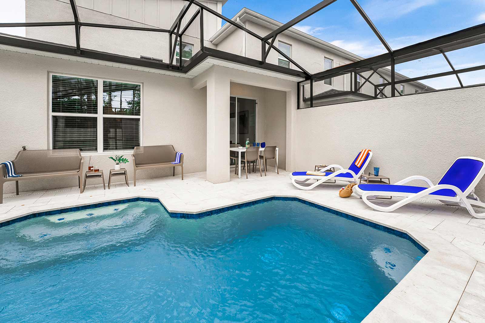 House Chrysos Baldwin Park: Luxury 5-Bedroom House with Private Pool and Gym, Orange County