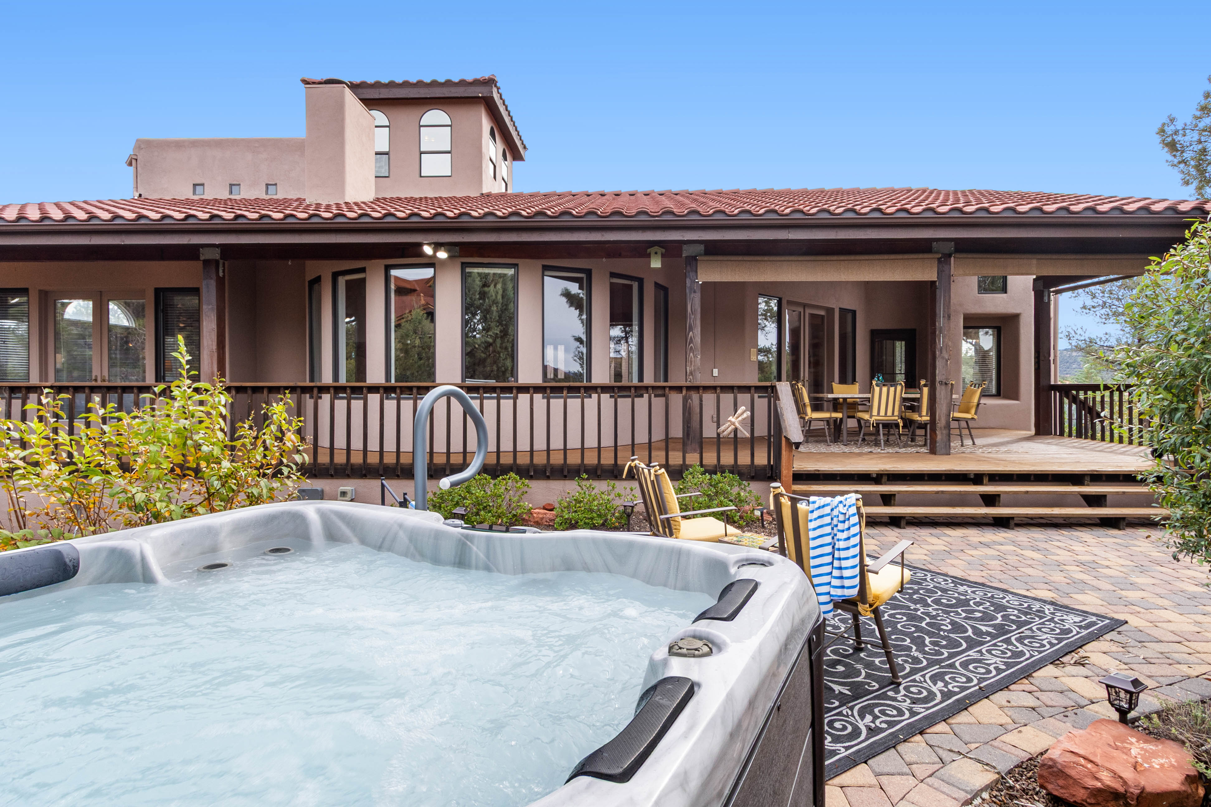 Villa Crepúsculo Oak Creek Sedona: Luxury 4-Bedroom House with Hot Tub and Private Parking, Sedona