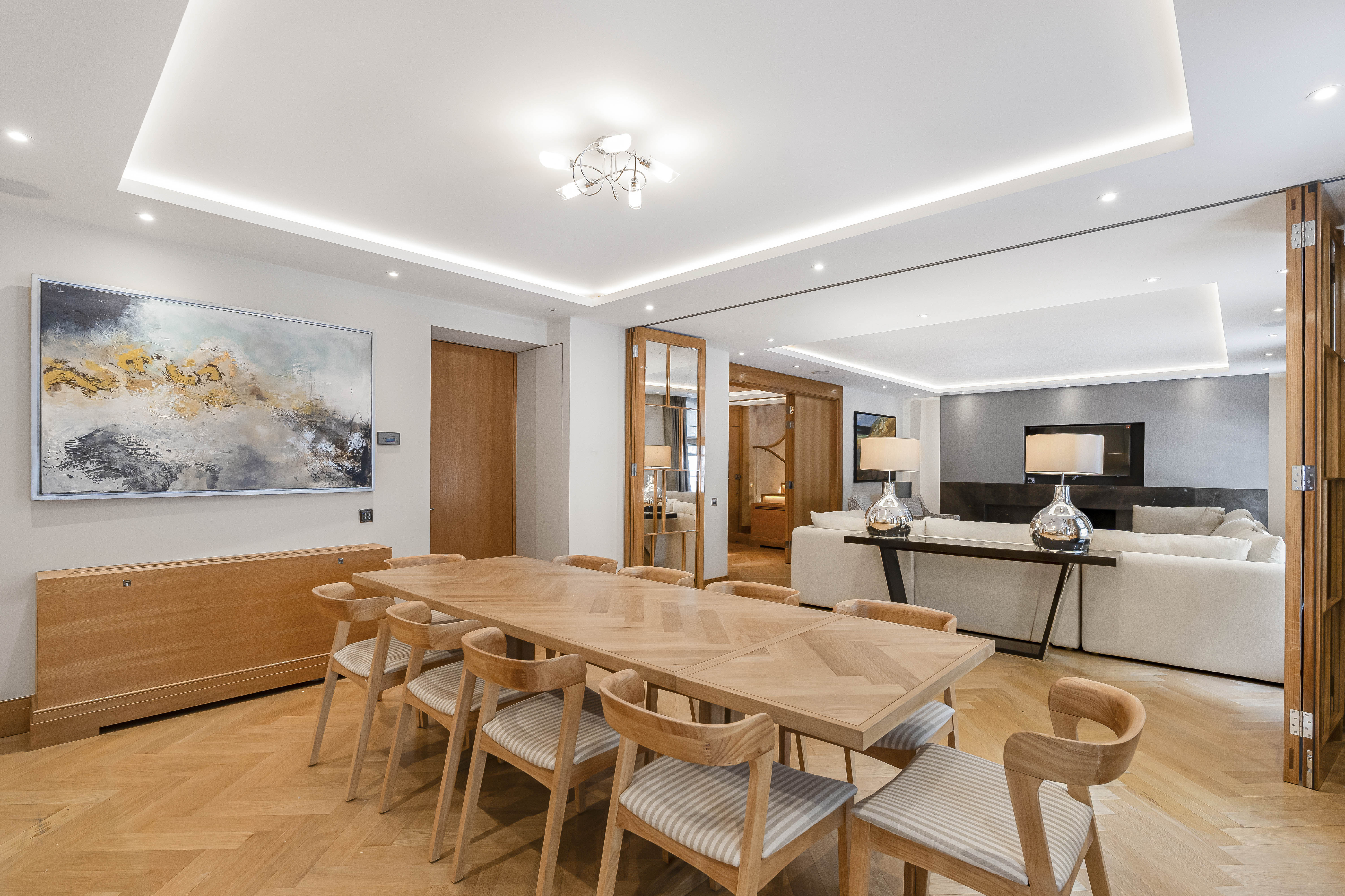 House Chrysos Curzon Mayfair: Luxury 3-Bedroom Apartment with Spa and Private Parking, Mayfair London