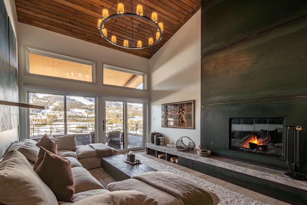 House Chrysos Ennis Madison: Luxury 5-Bedroom House with Fireplace and Spa, Madison County Montana