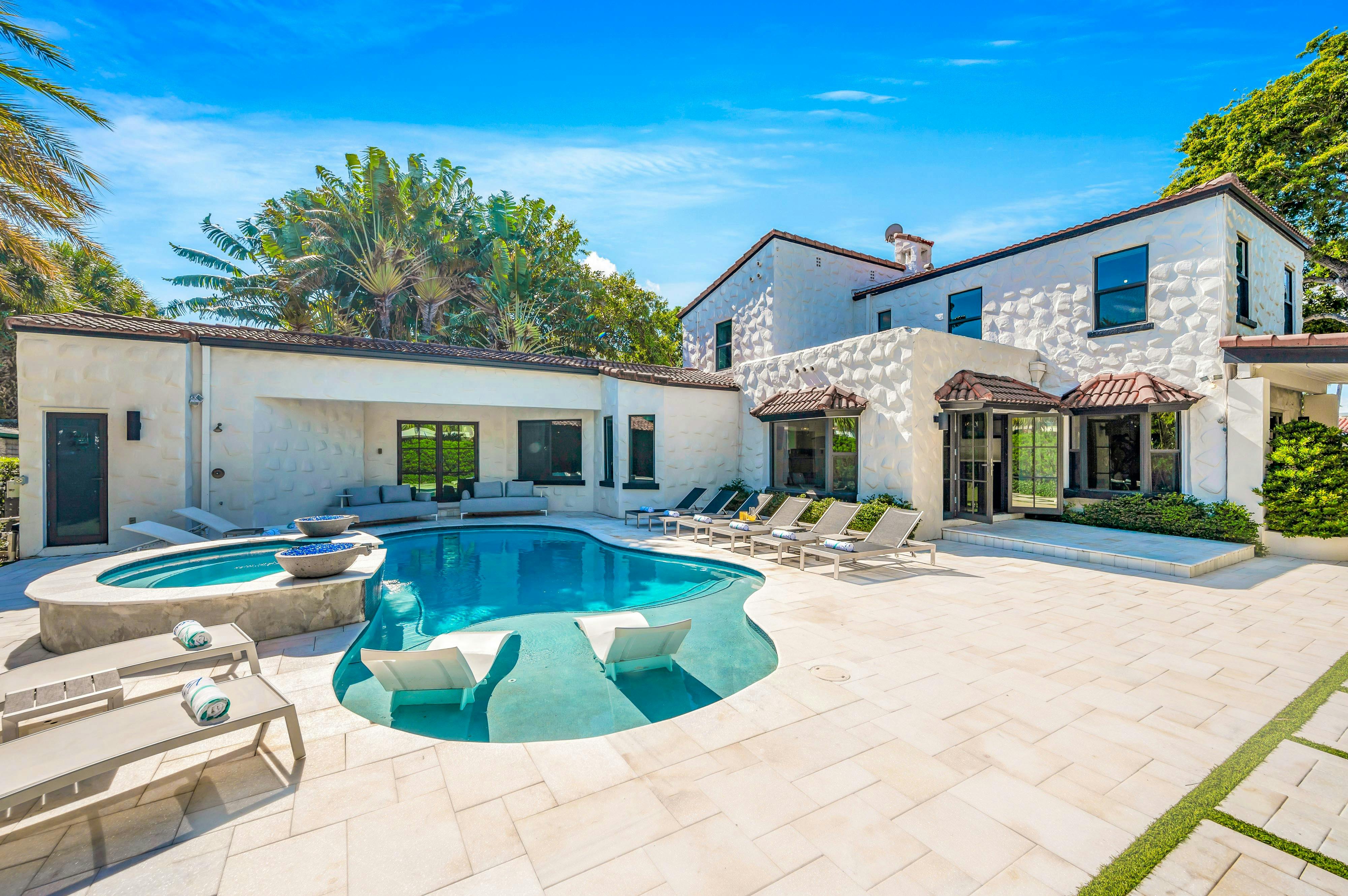 House Chrysos George Island: Luxury 4-Bedroom House with Pool and Sea Views, Las Olas Isles