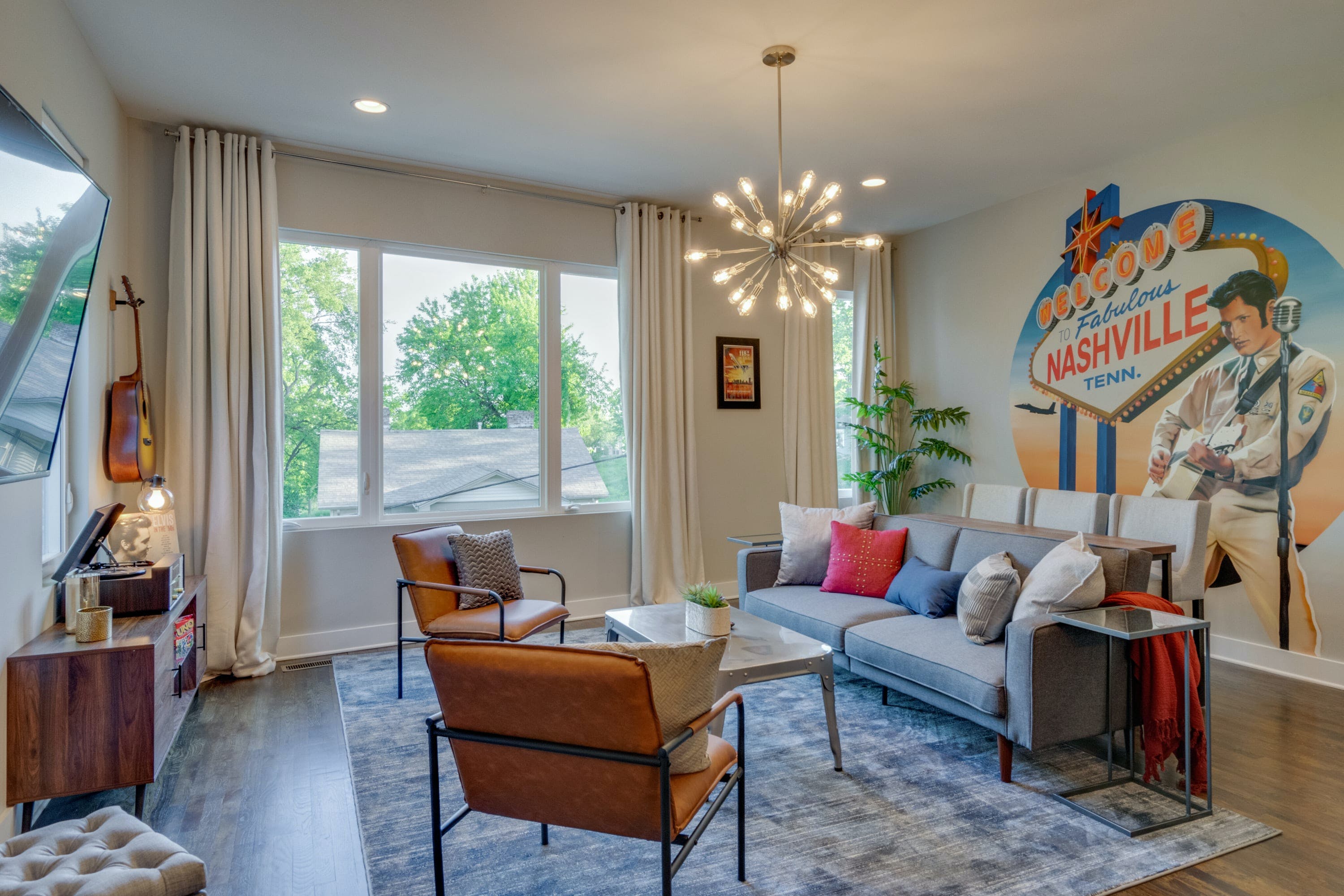 House Chrysos Germantown Nashville: Luxury 4-Bedroom Villa with Air-Con and Private Parking, Nashville