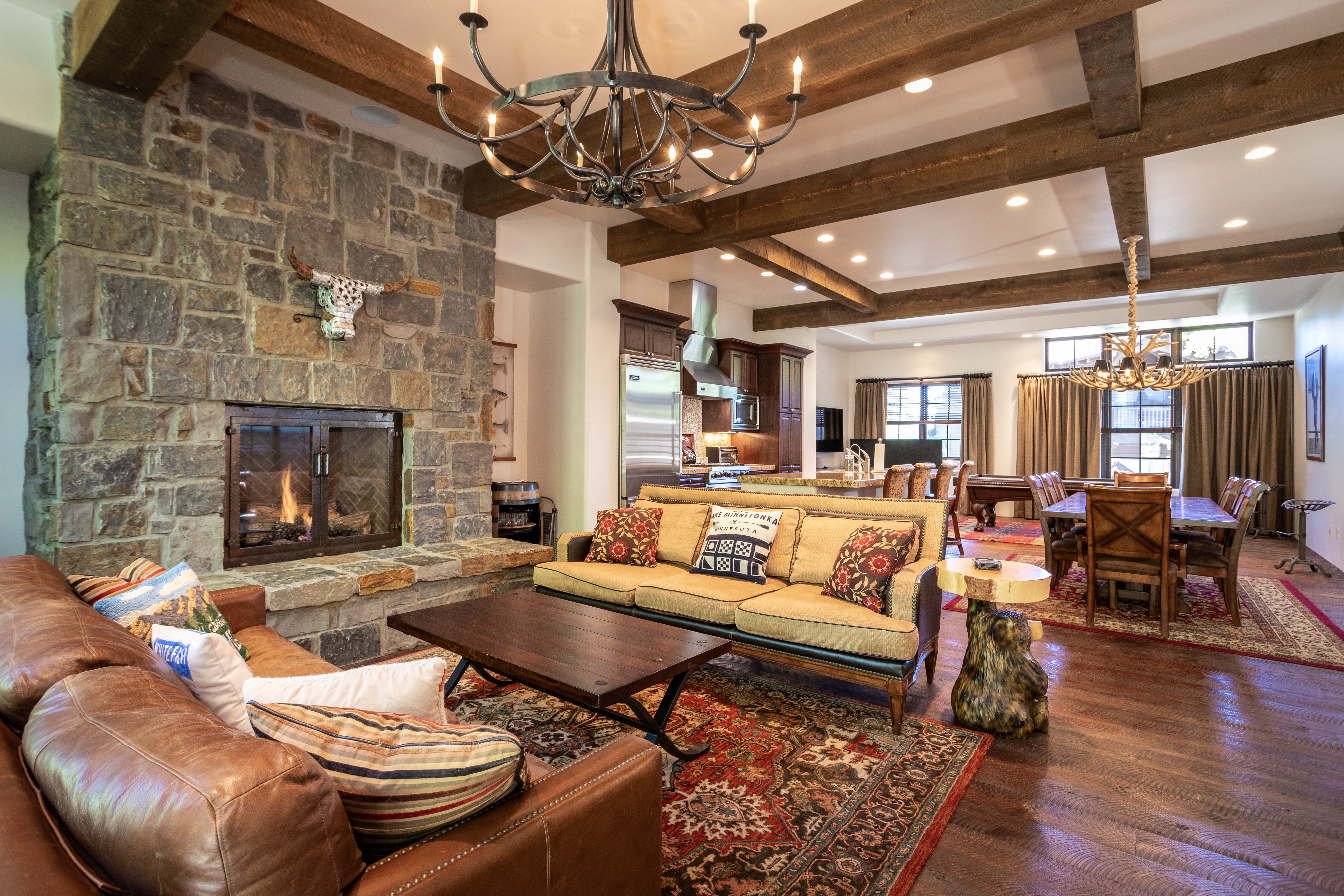 House Chrysos Whitefish Valley: Luxury 4-Bedroom Ski Chalet with Hot Tub and Fireplace, Flathead County Montana