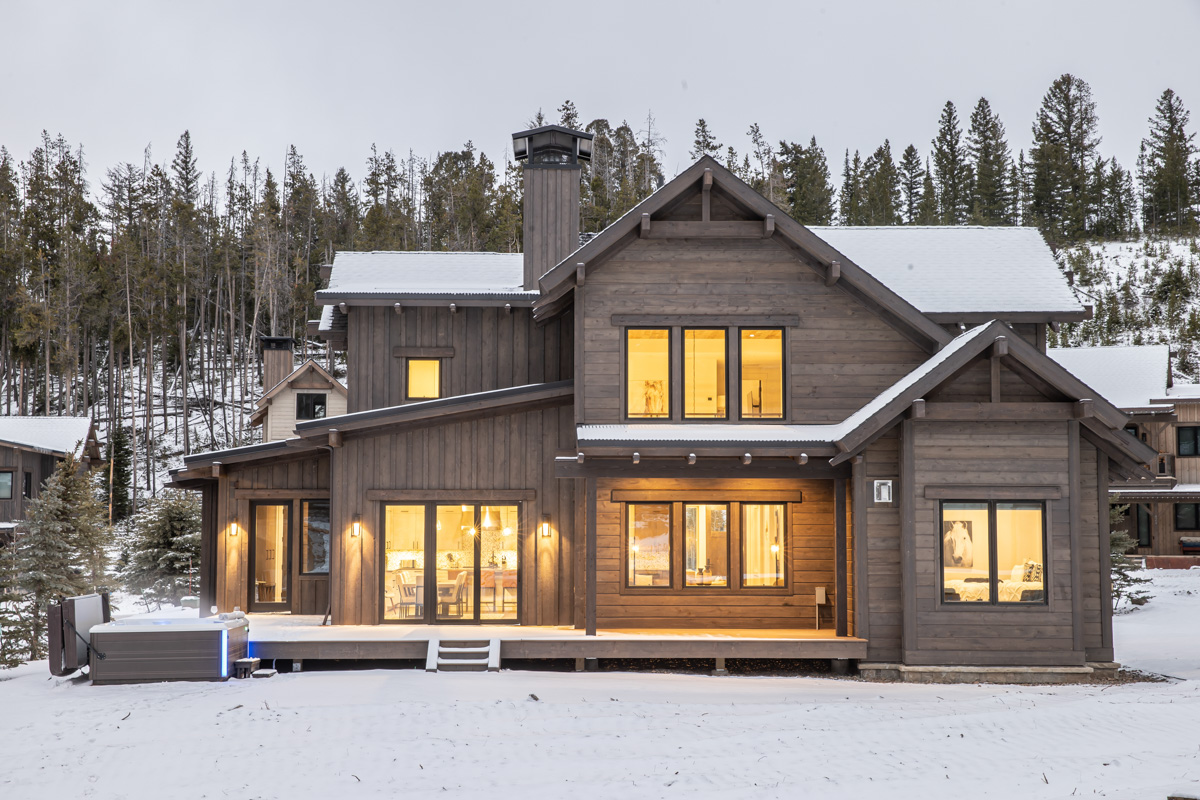 House Favonio Bridger Gallatin: Luxury 4-Bedroom Ski Chalet with Hot Tub and Mountain Views, Gallatin County