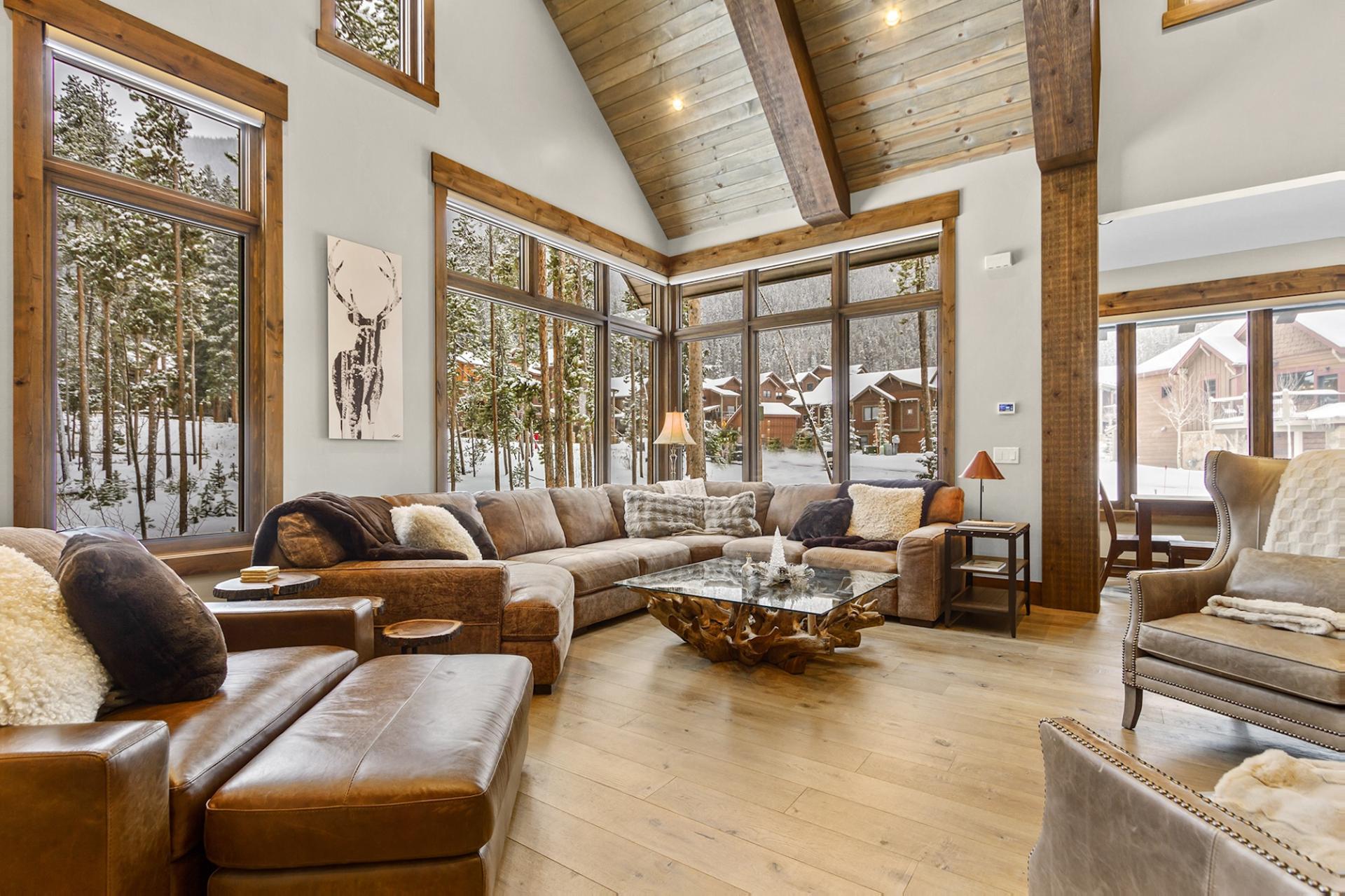 House Favonio Dillon Valley: Luxury 5-Bedroom Ski Chalet with Hot Tub and Fireplace, Dillon