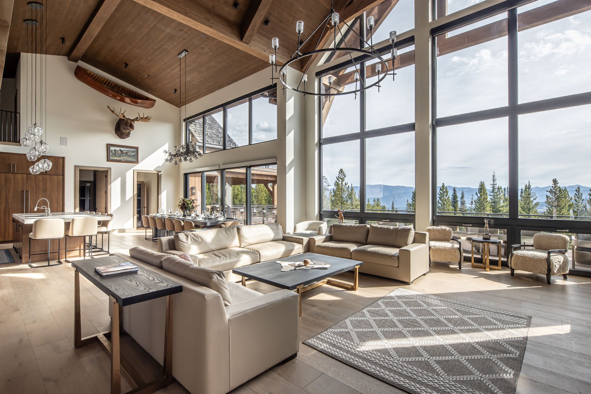 House Favonio Ennis Madison: Luxury 6-Bedroom House with Hot Tub and Ski Access, Madison County Montana