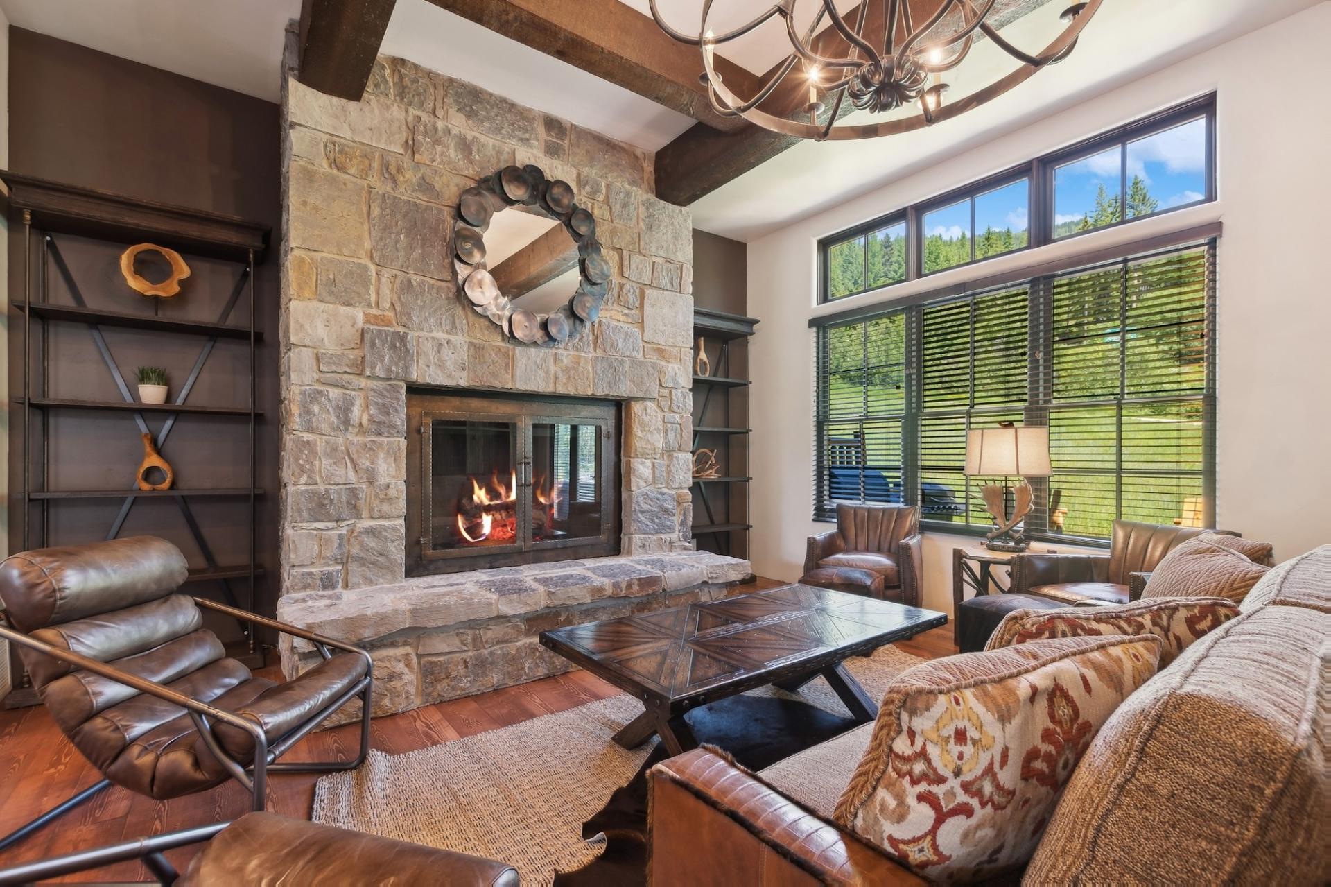 House Favonio Whitefish Flathead: Luxury 4-Bedroom Ski Chalet with Hot Tub and Fireplace, Flathead County Montana