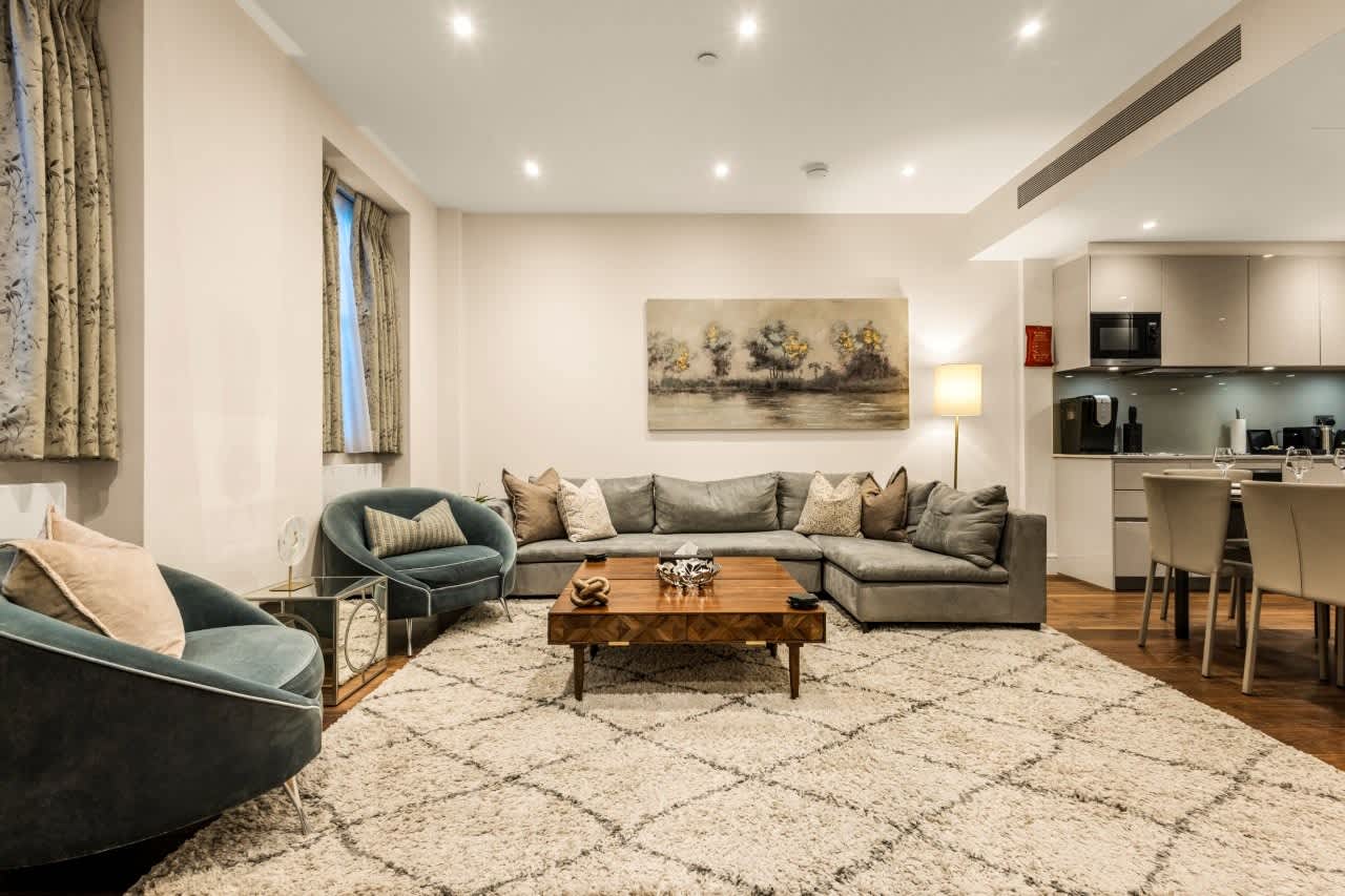 House Gregale Caxton Kensington: Luxury 3-Bedroom Apartment with Spa and Courtyard, Kensington, London