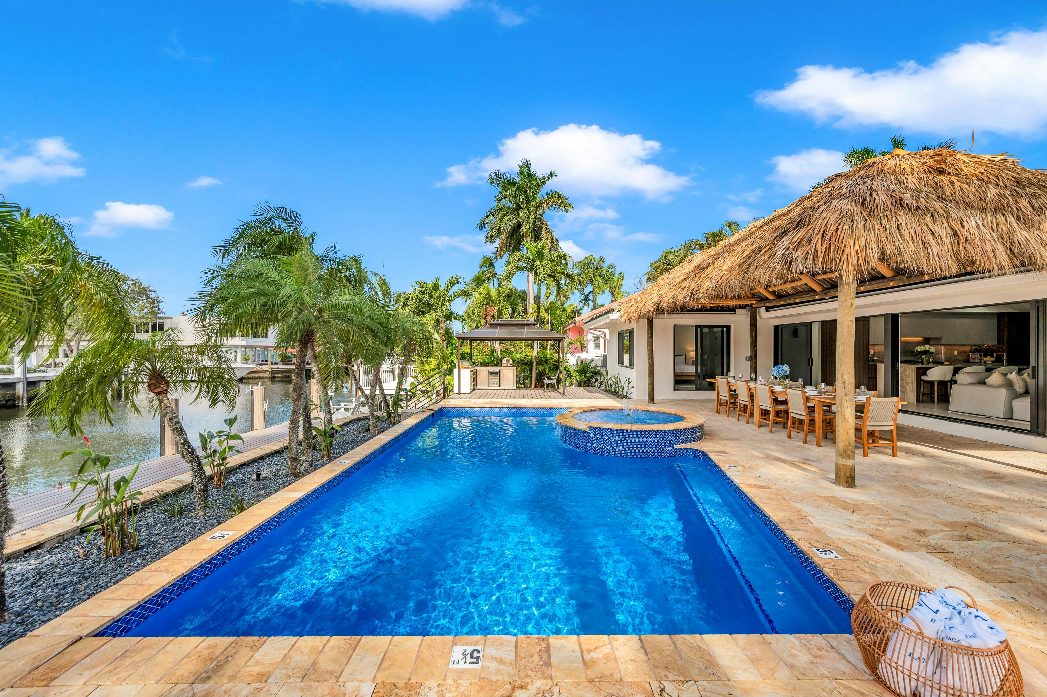 House Harmattan Cypress Isles: Luxury 5-Bedroom House with Private Pool and Sea Views, Las Olas Isles