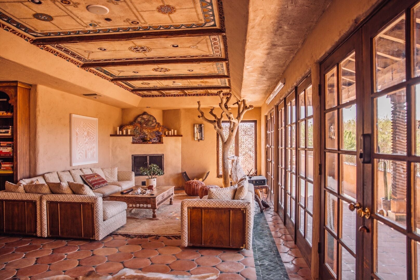 House Harmattan Pioneertown Portal: Luxury 4-Bedroom Villa with Private Pool and Hot Tub, Pioneertown