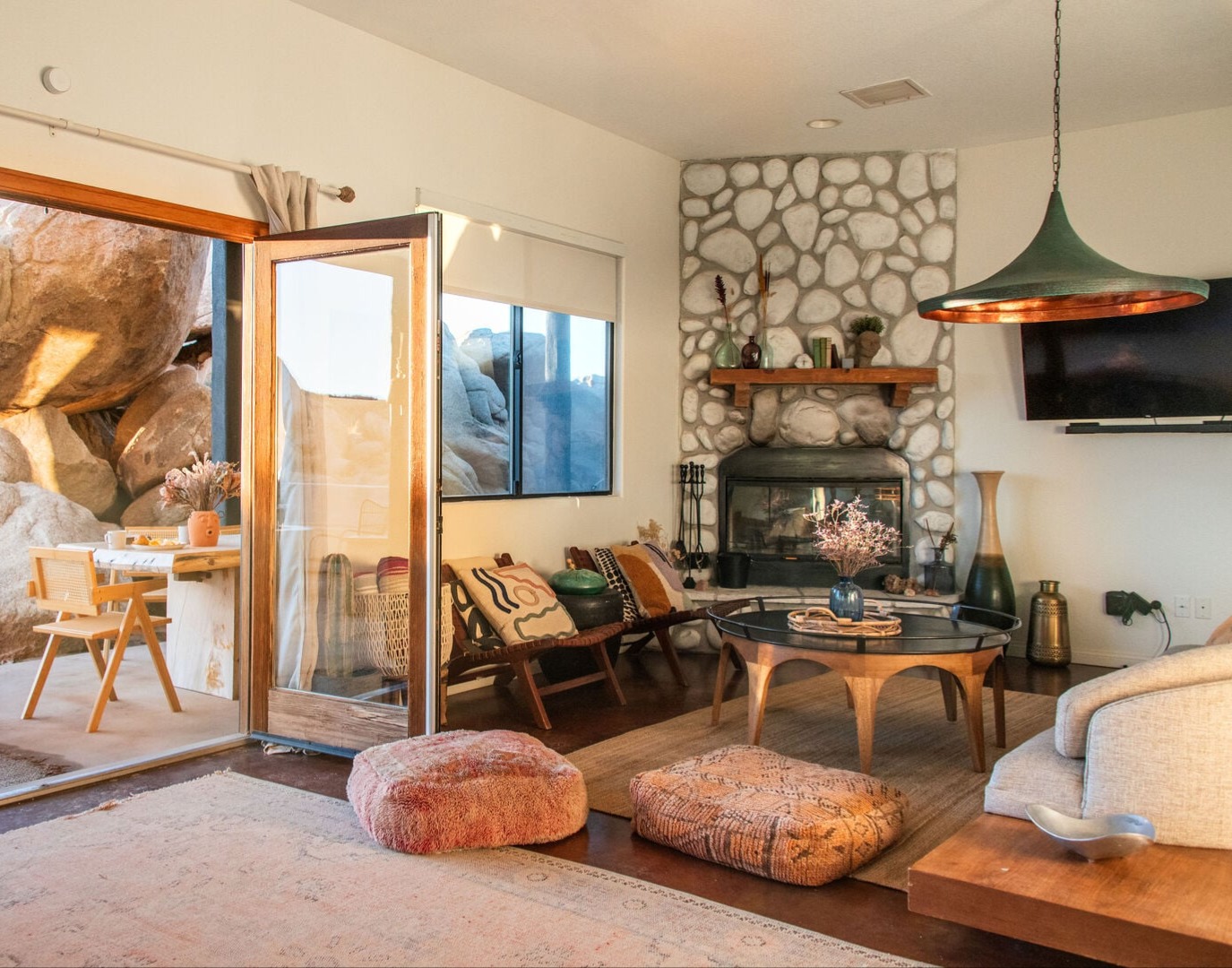 House Harmattan Wonder Joshua Tree: Luxury 3-Bedroom Villa with Hot Tub and Family-Friendly Amenities, Joshua Tree