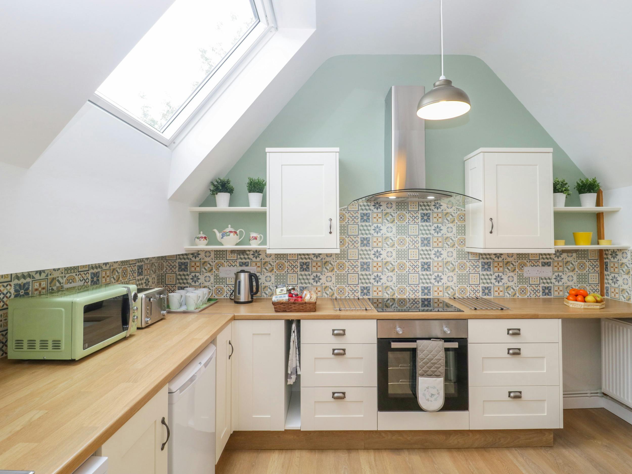 House Helm Caerloy Somerset: Luxury 2-Bedroom Villa with Spa and Private Parking, Somerset