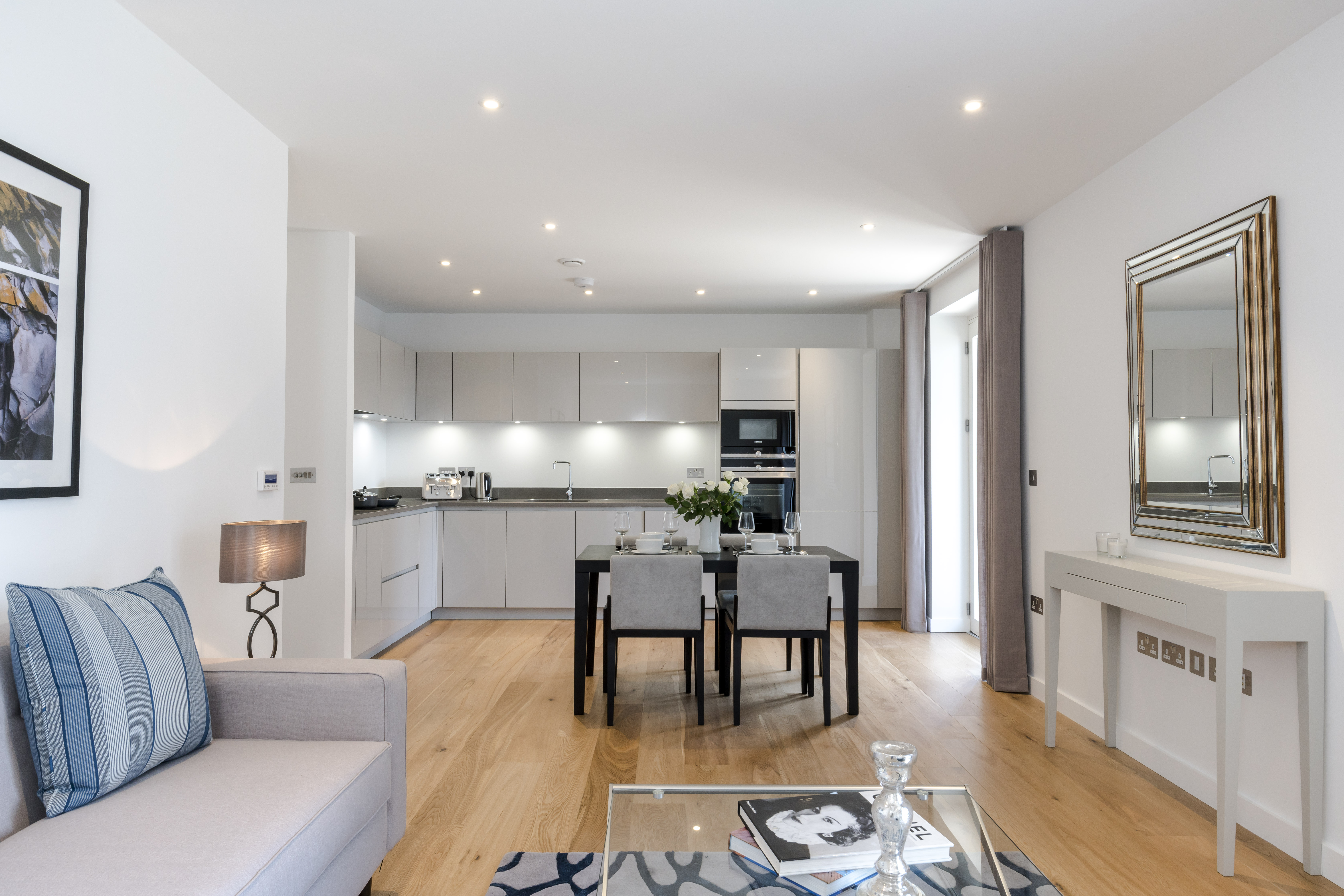House Helm Caithness Battersea: Luxury 2-Bedroom Apartment with Spa and Balcony, Battersea London