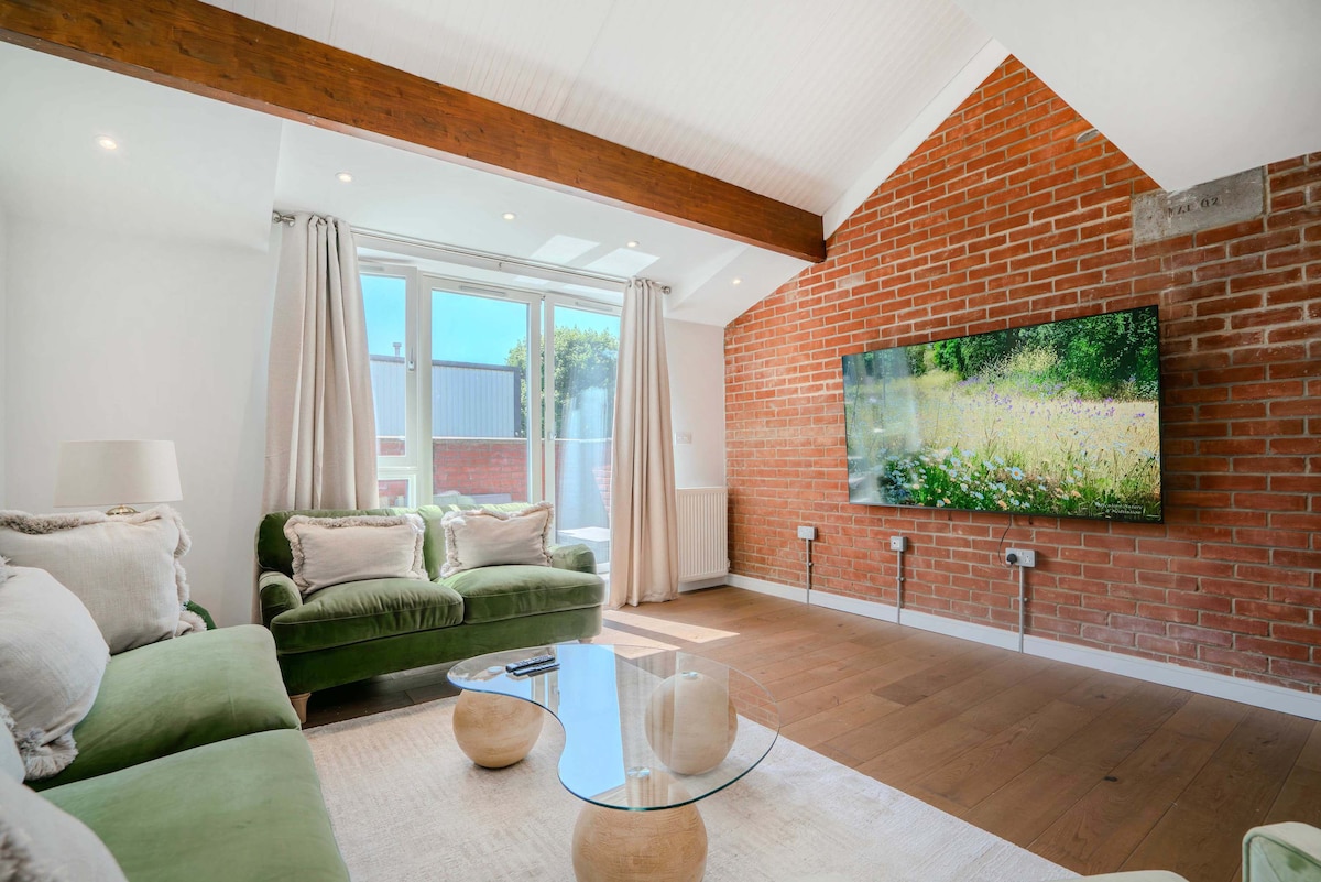 House Helm Caorann Wimbledon: Elegant 3-Bedroom Townhouse with Spa and Private Parking, Wimbledon