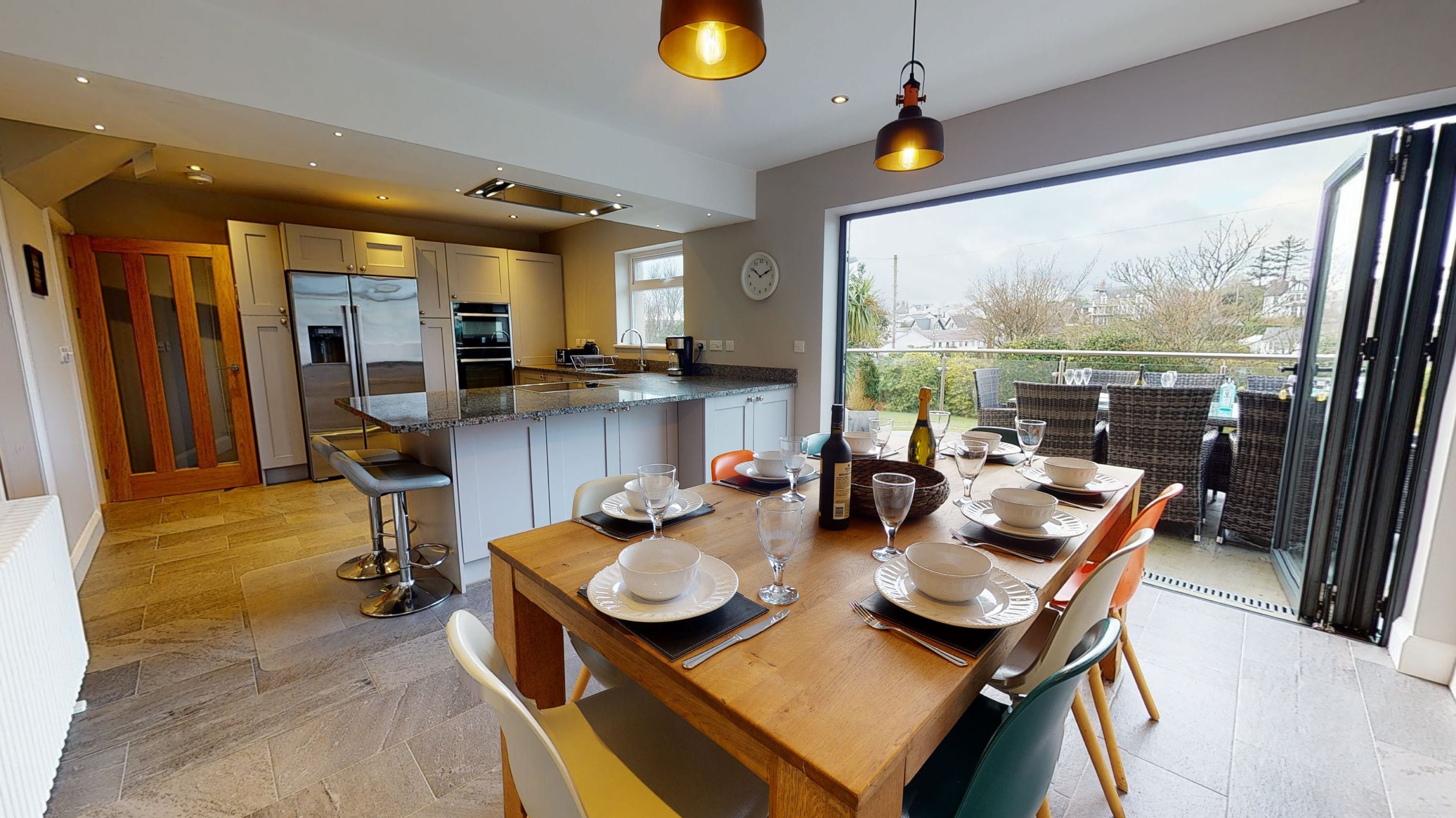 House Helm Fraethwy Gwynedd: Stylish 3-Bedroom Golf Villa Rental with Sea Views and Spa in Gwynedd
