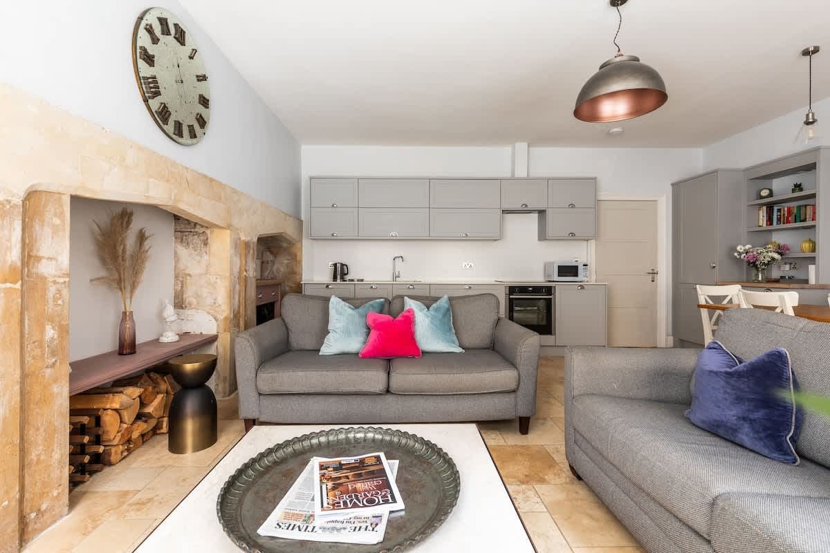 House Helm Frailty Somerset: Luxury 2-Bedroom Apartment with Spa and Private Garden, Bath Somerset
