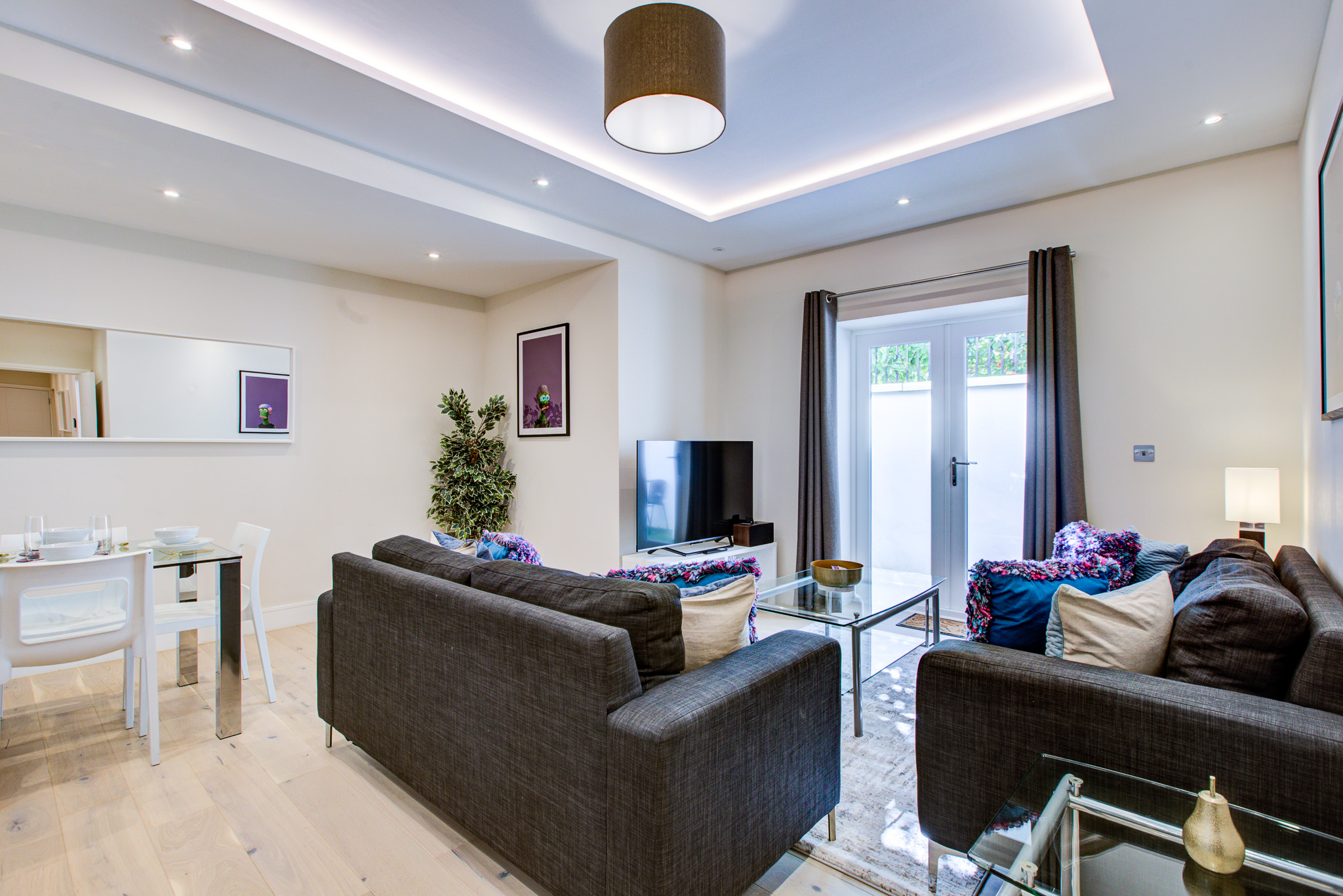 House Helm Frairs Kingston: Luxury 3-Bedroom Apartment with Private Parking, Kingston upon Thames