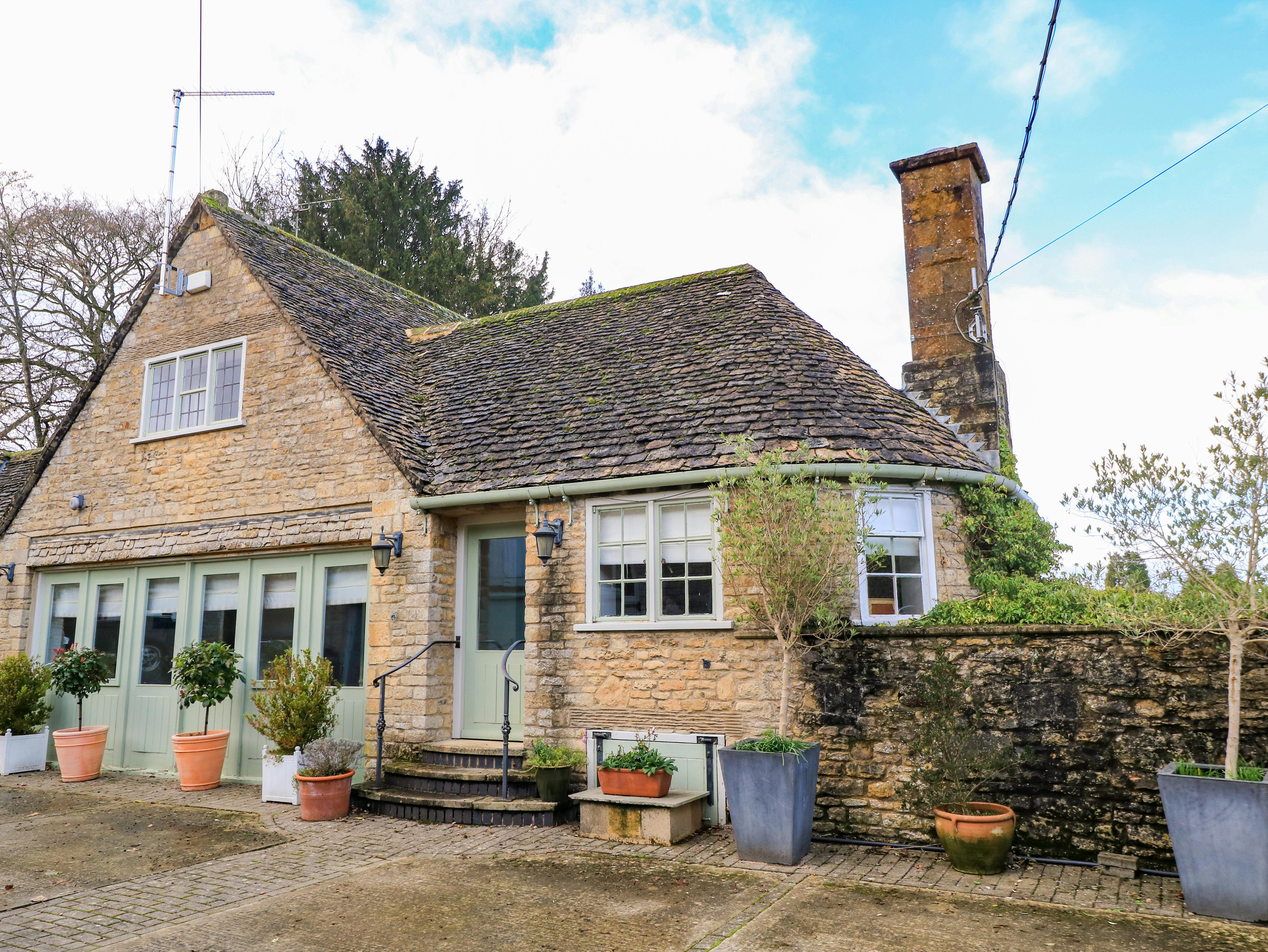 House Helm Frairs Norton: Luxury 2-Bedroom Villa with Spa and Private Parking, Chipping Norton
