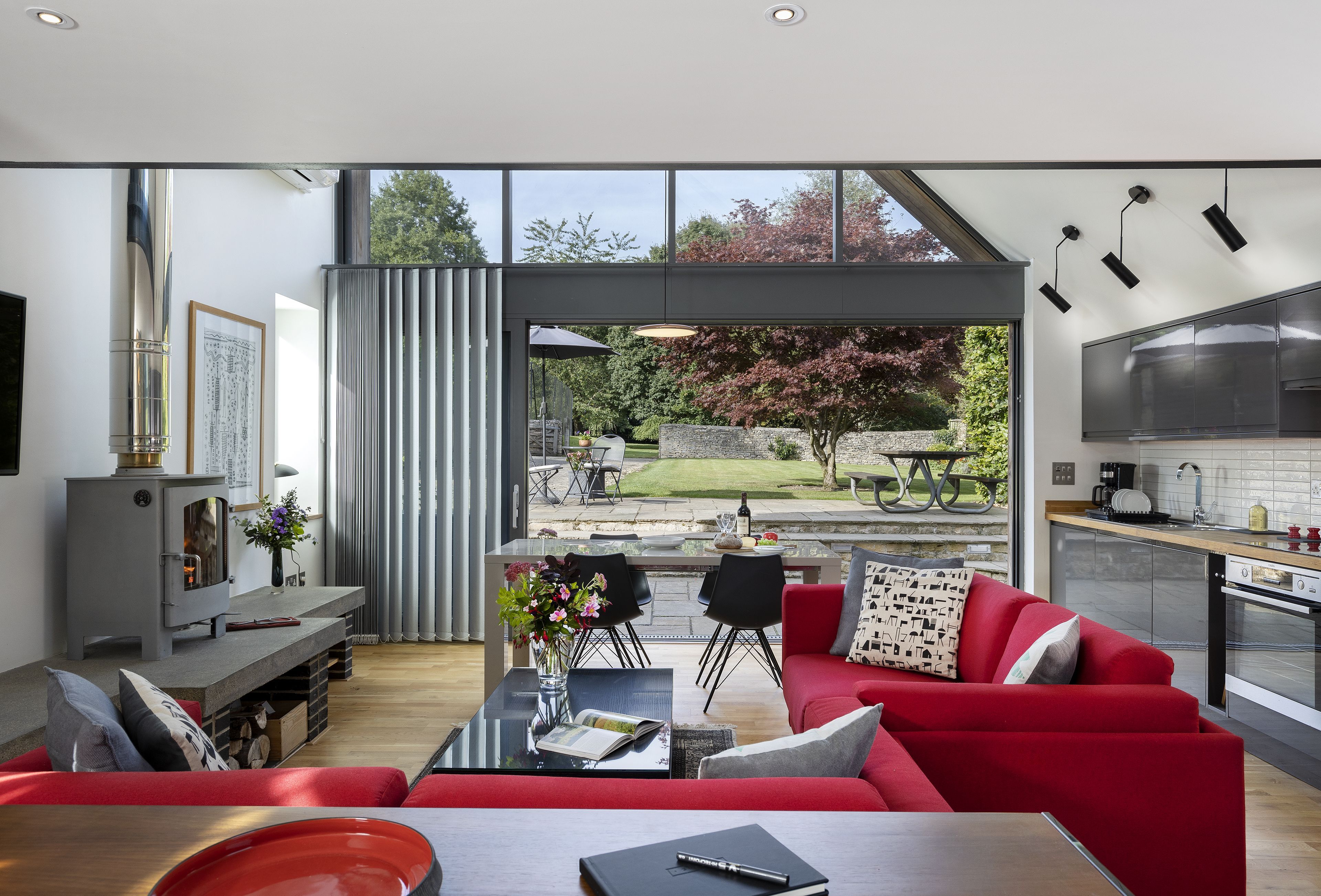 House Helm Fraoch Burford: Luxury 2-Bedroom House with Tennis Court and Private Parking, Burford