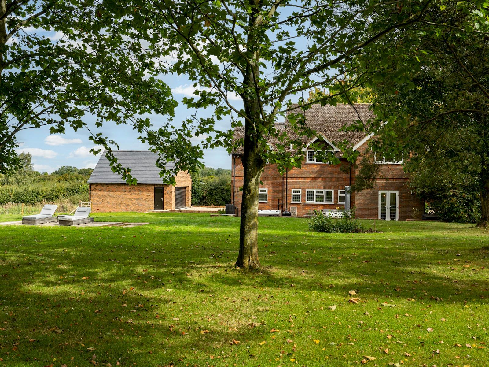 House Helm Fraoch Cholesbury: Luxury 5-Bedroom House with Hot Tub and Spa in Buckinghamshire