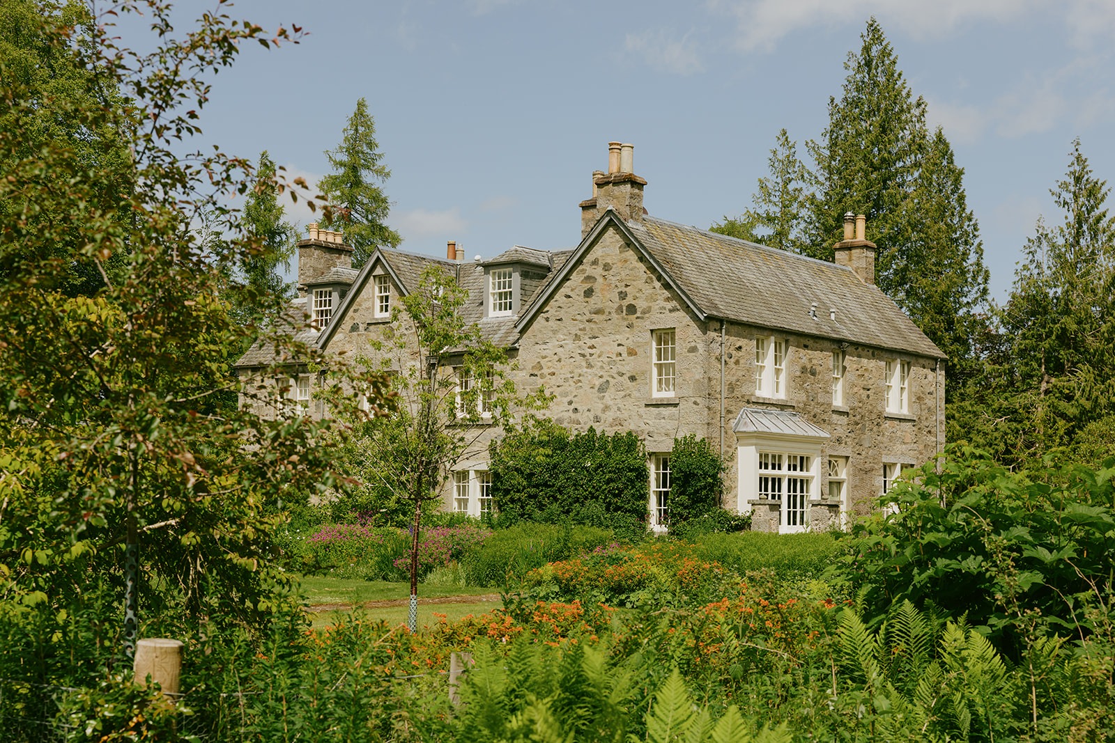 House Helm Fraoch Kirriemuir: Luxury 8-Bedroom House with Hot Tub and Tennis Court, Angus The Cairngorms