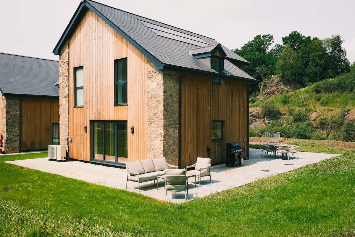 House Helm Fraoch Lympsham: Luxury 3-Bedroom House with Private Parking in Somerset