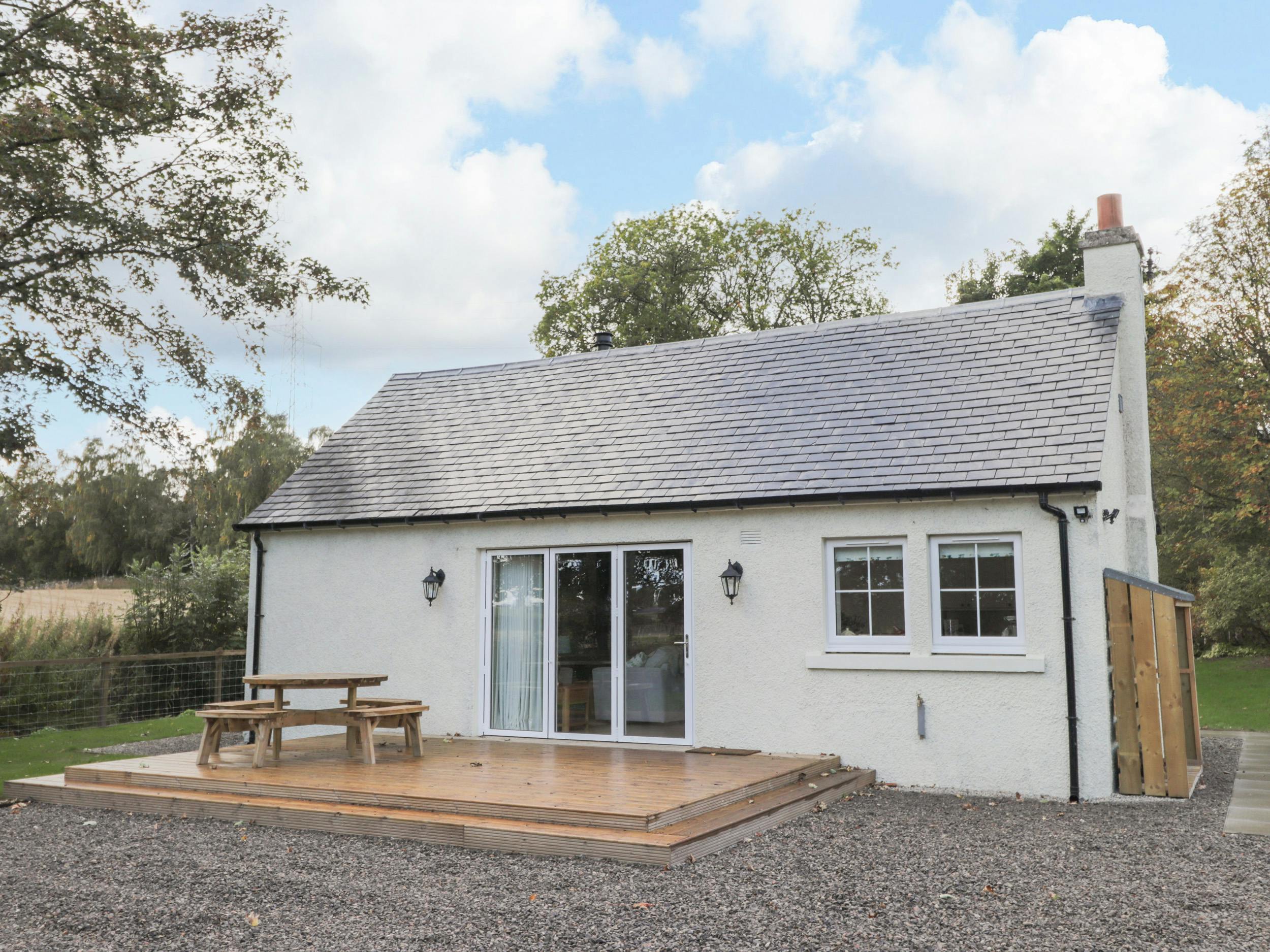 House Helm Fraoch Muir of Ord: Charming 2-Bedroom Holiday Cottage with Private Parking, Highland Inverness