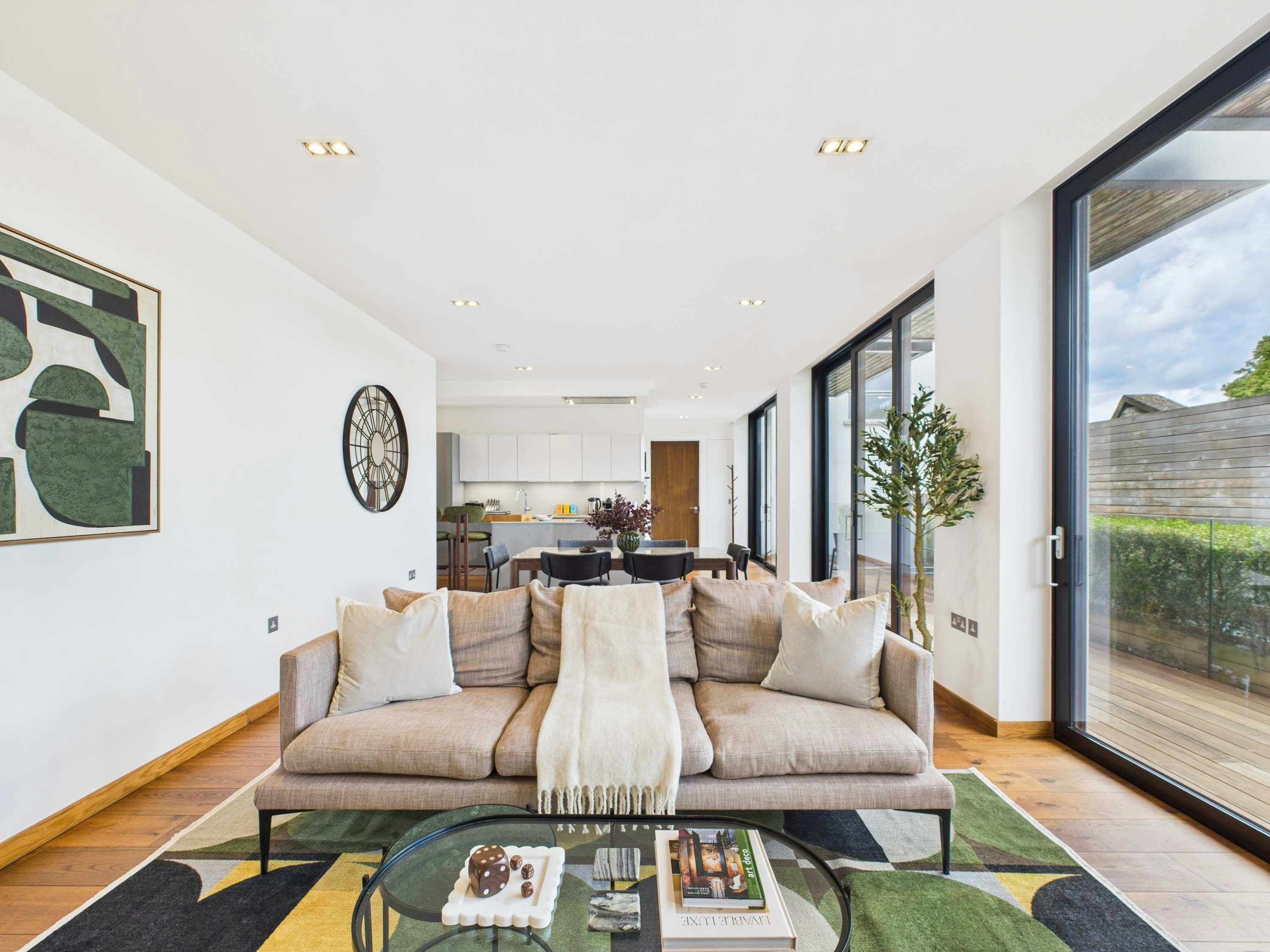 House Helm Frazer Camden: Luxury 2-Bedroom Townhouse with Spa and Balcony, Camden Town London